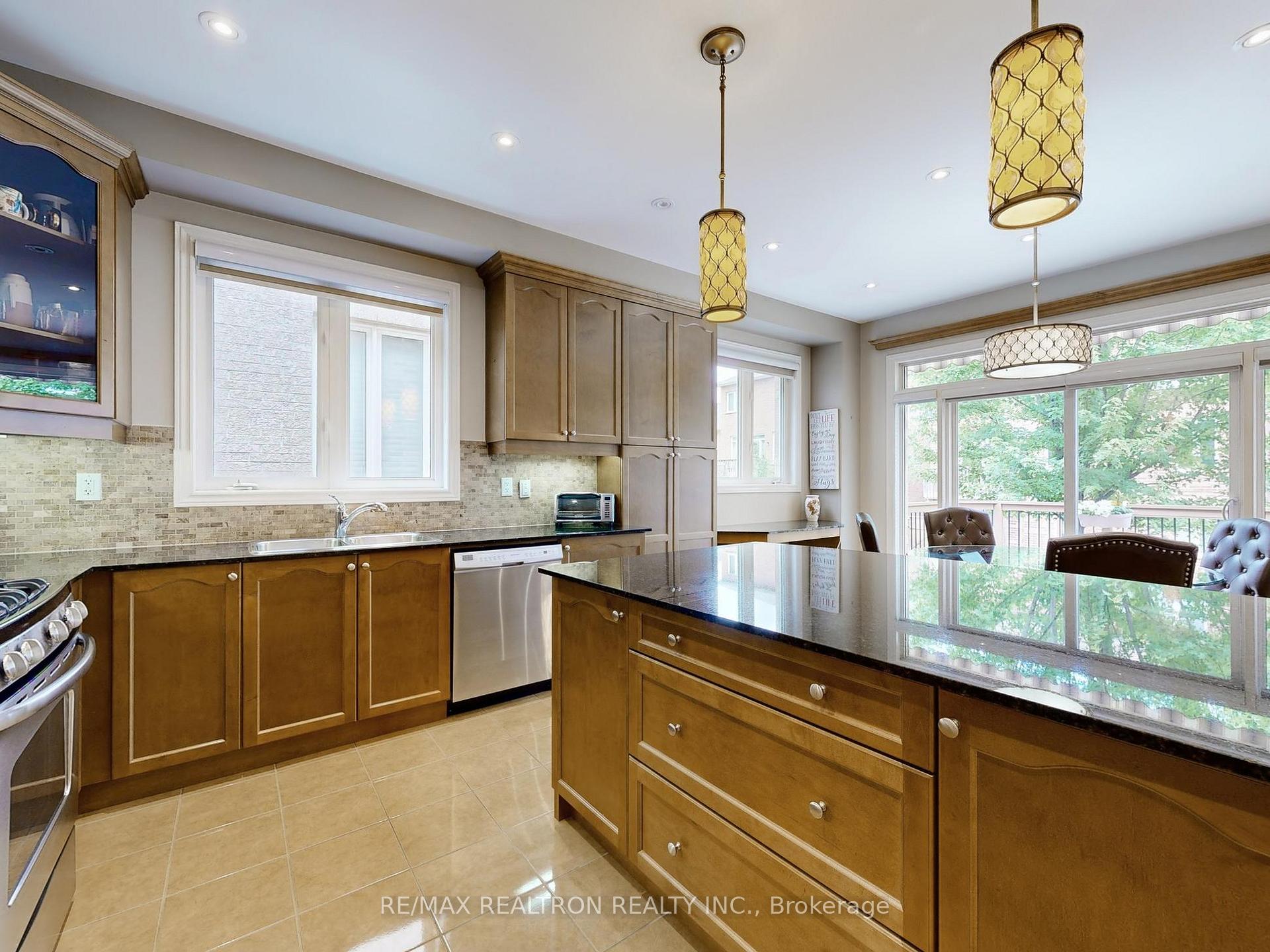 Photo 16 of 134 Maurier Boulevard, Vaughan, Patterson — HOMEH