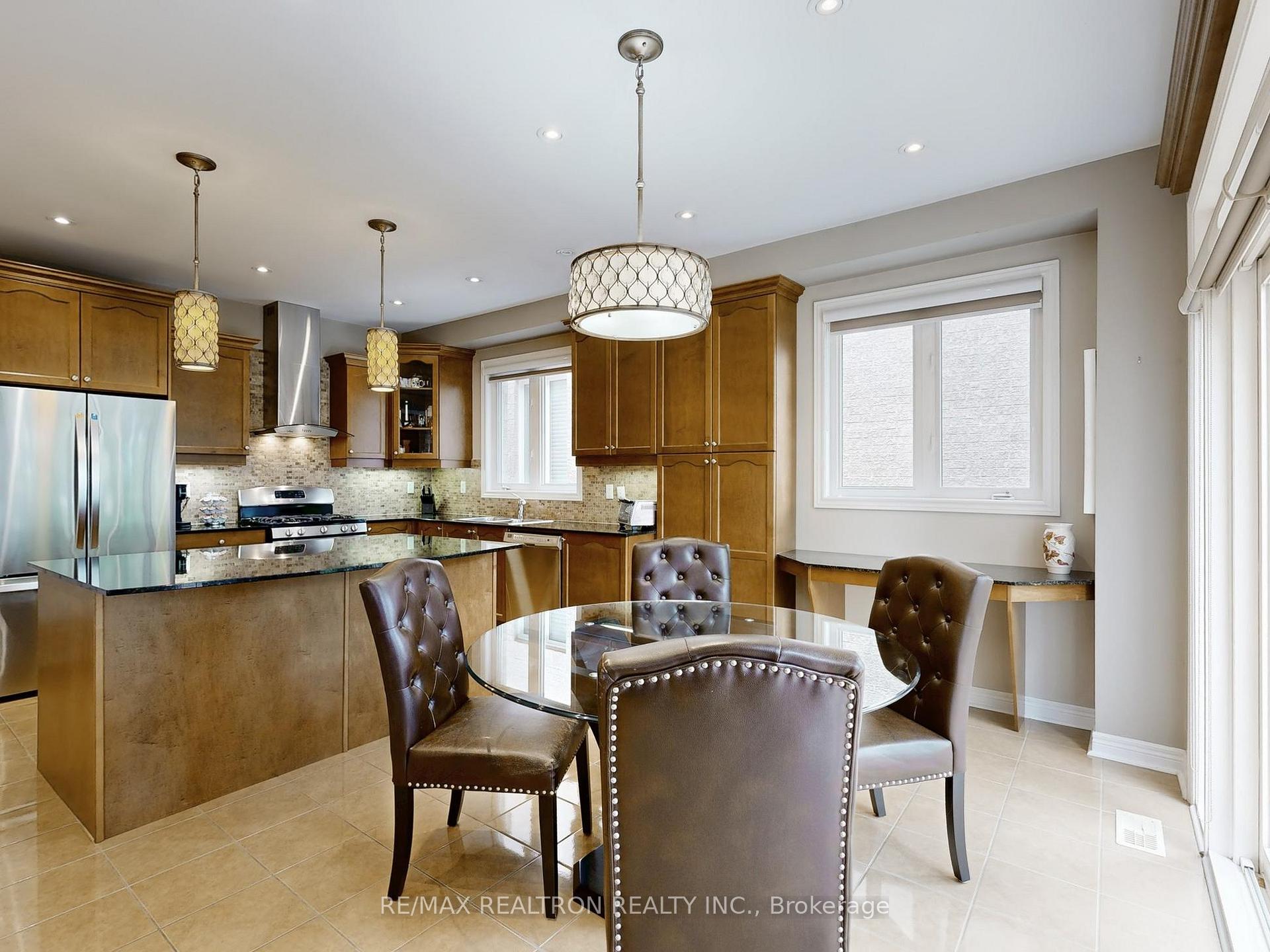 Photo 17 of 134 Maurier Boulevard, Vaughan, Patterson — HOMEH