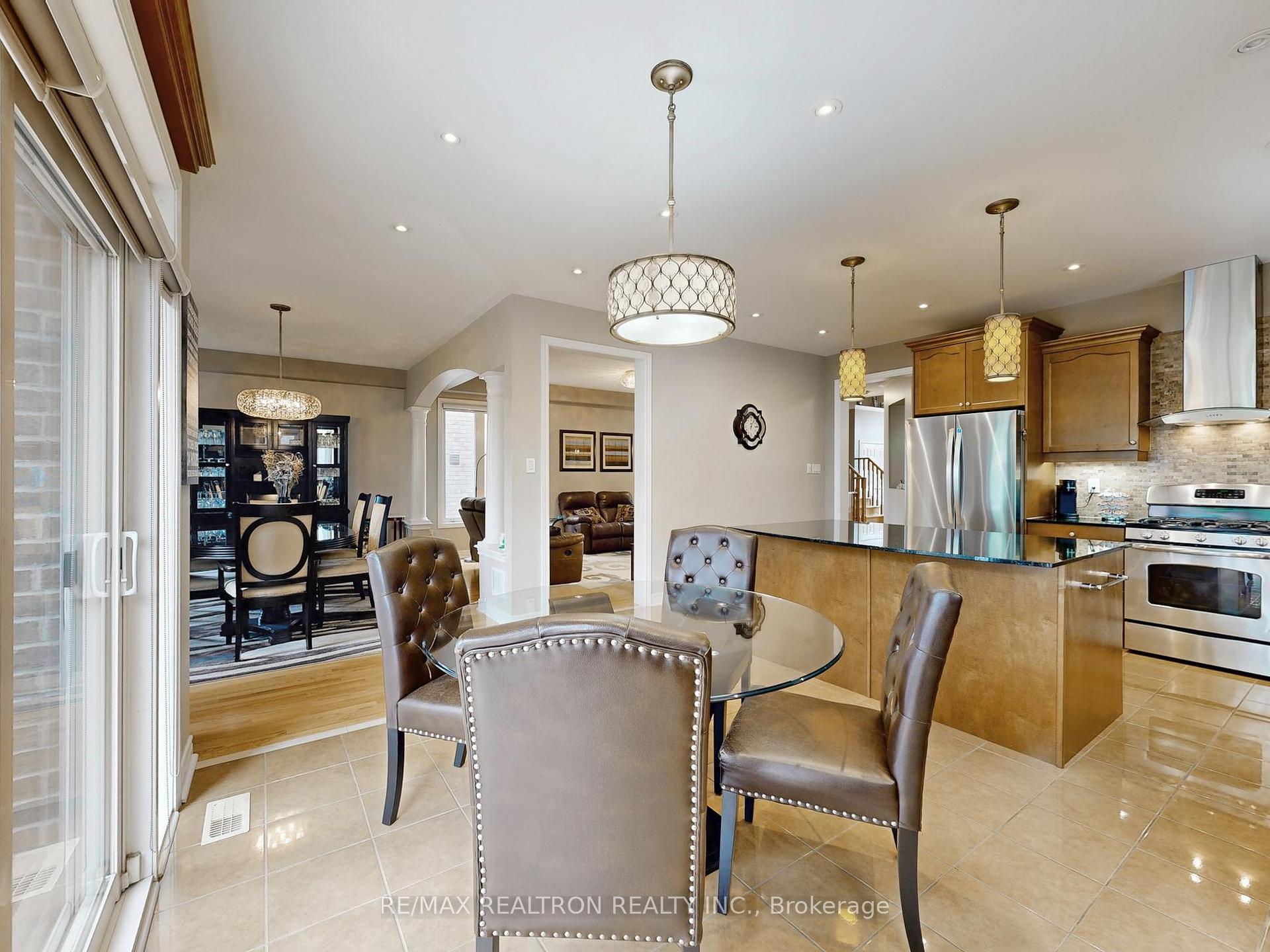 Photo 19 of 134 Maurier Boulevard, Vaughan, Patterson — HOMEH