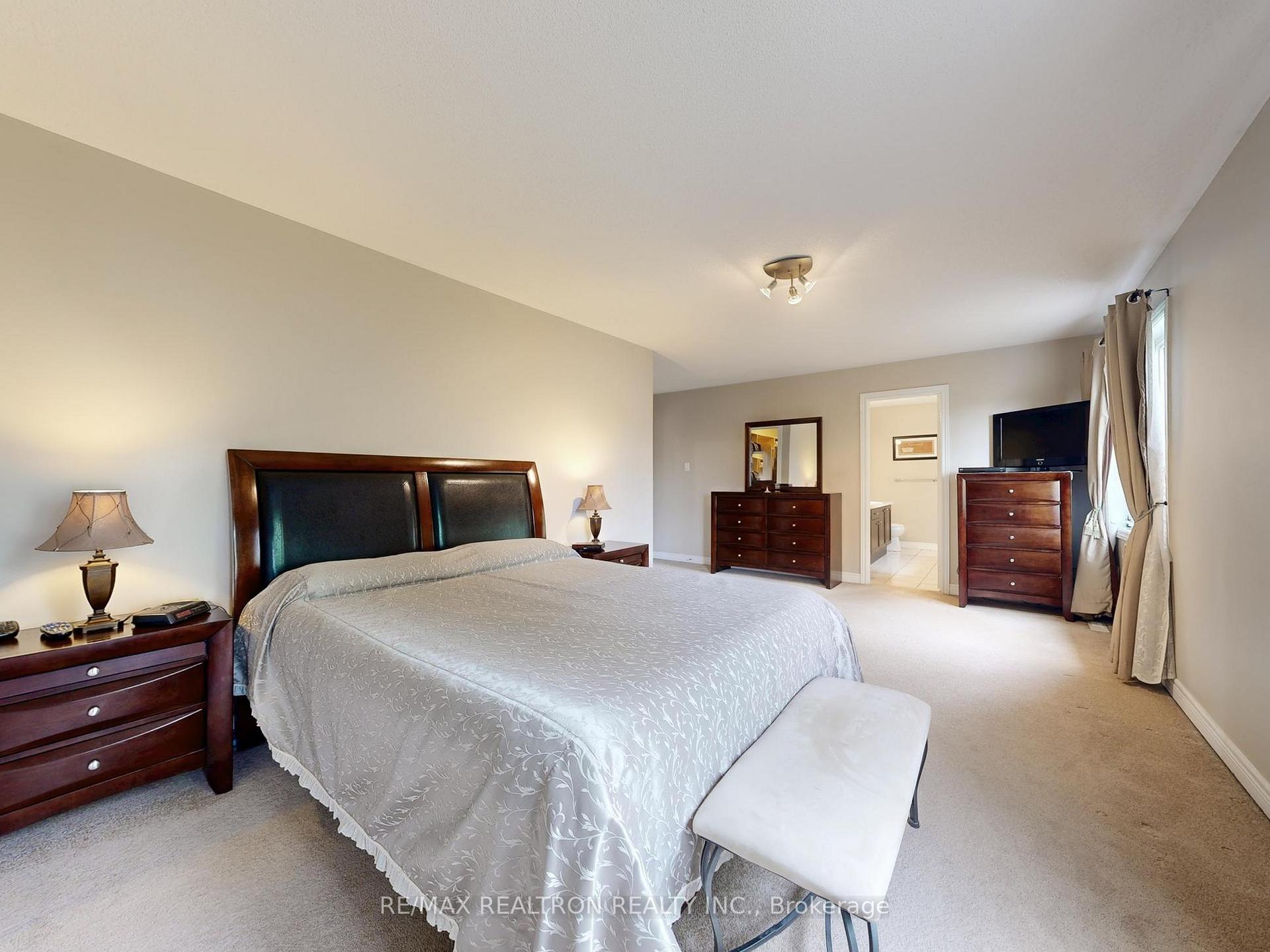 Photo 24 of 134 Maurier Boulevard, Vaughan, Patterson — HOMEH