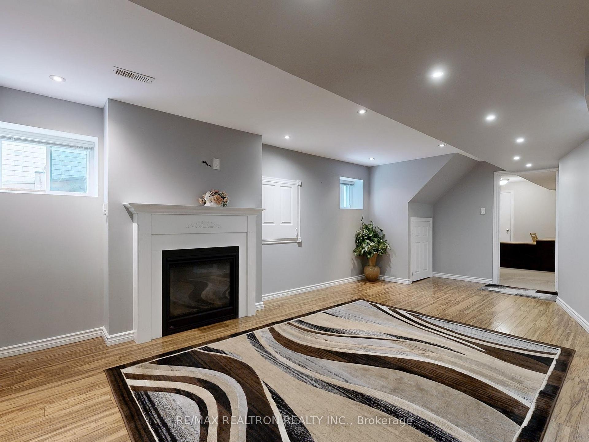 Photo 37 of 134 Maurier Boulevard, Vaughan, Patterson — HOMEH