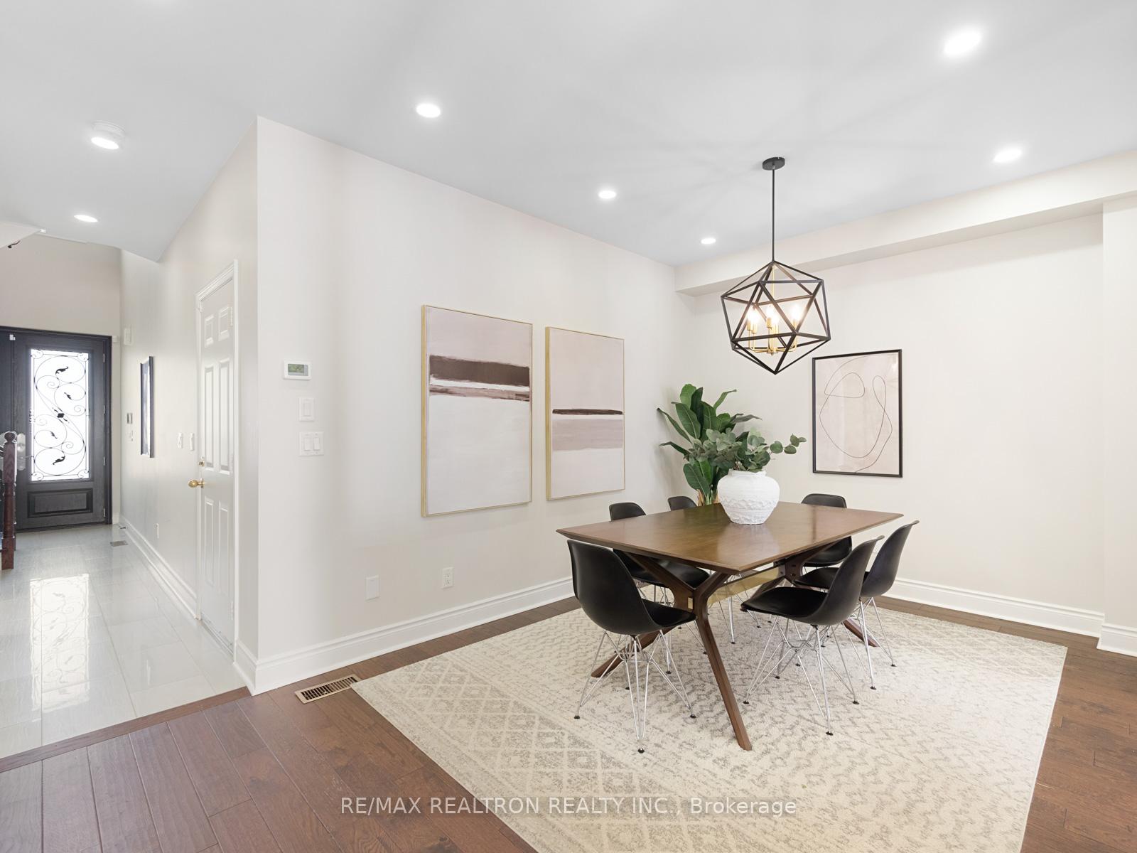 Photo 3 of 16 Mistywood Crescent, Vaughan, Patterson — HOMEH