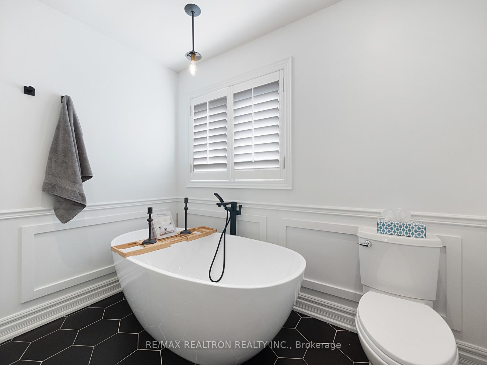 Photo 24 of 16 Mistywood Crescent, Vaughan, Patterson — HOMEH