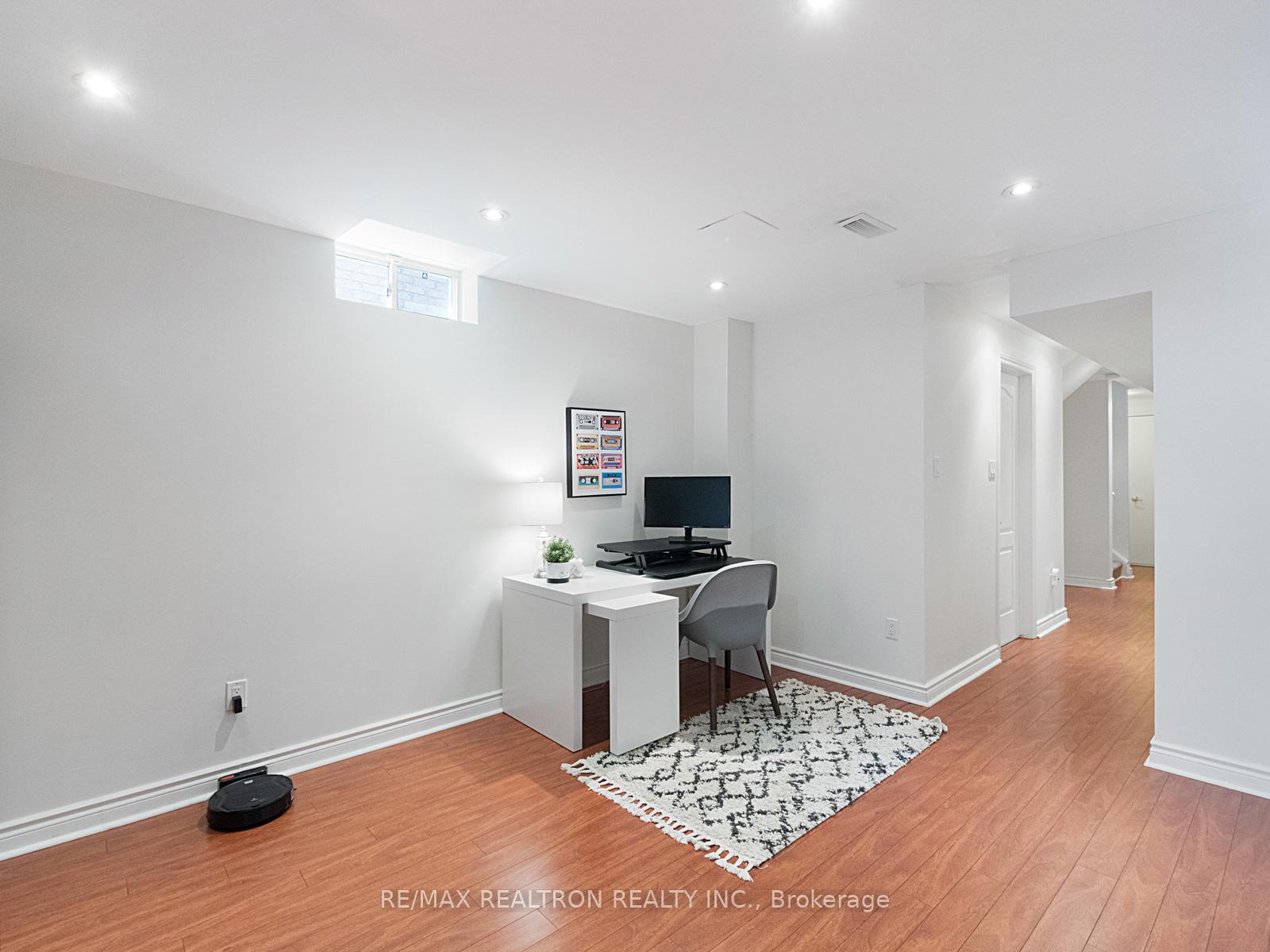 Photo 25 of 16 Mistywood Crescent, Vaughan, Patterson — HOMEH