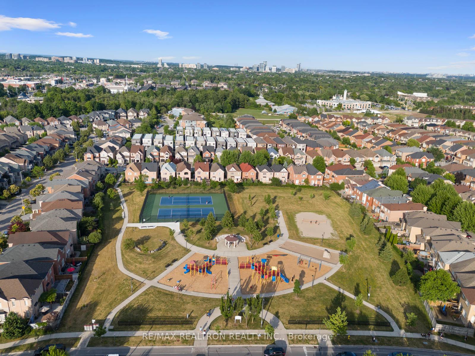 Photo 36 of 16 Mistywood Crescent, Vaughan, Patterson — HOMEH
