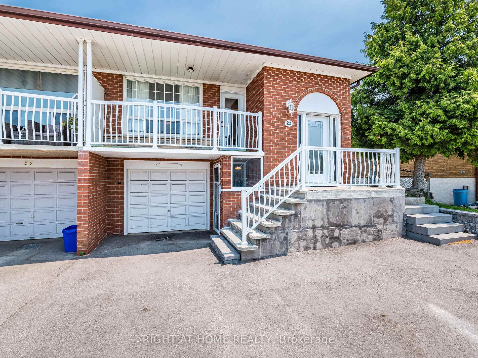 Photo 2 of 23 North Humber Drive, Vaughan, West Woodbridge — HOMEH