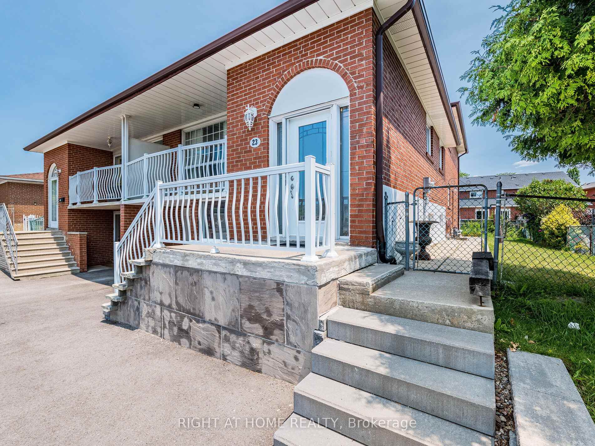 Photo 3 of 23 North Humber Drive, Vaughan, West Woodbridge — HOMEH