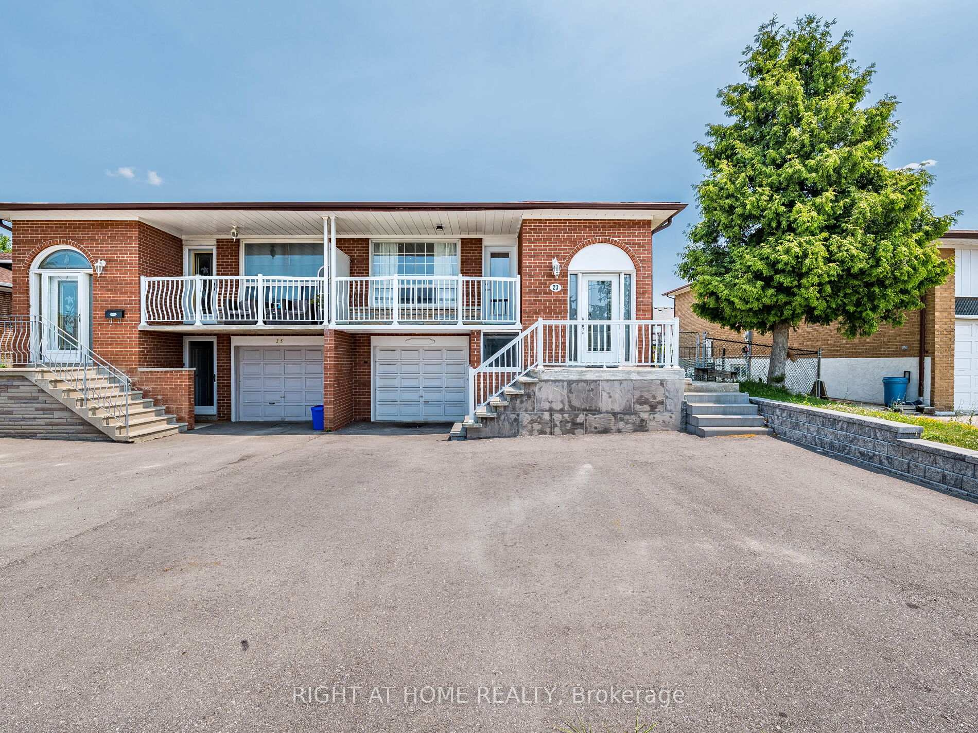 Photo 4 of 23 North Humber Drive, Vaughan, West Woodbridge — HOMEH