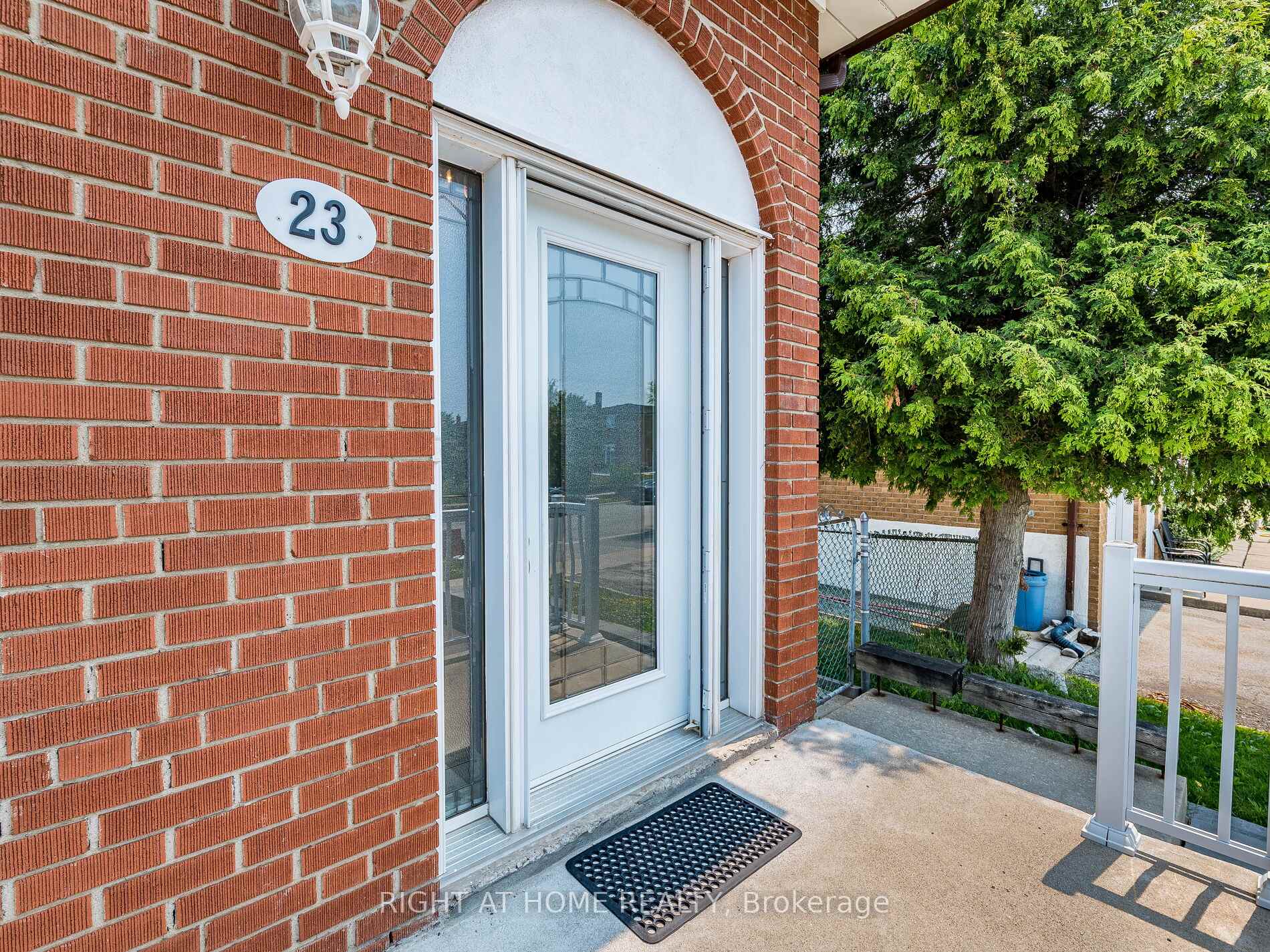 Photo 5 of 23 North Humber Drive, Vaughan, West Woodbridge — HOMEH