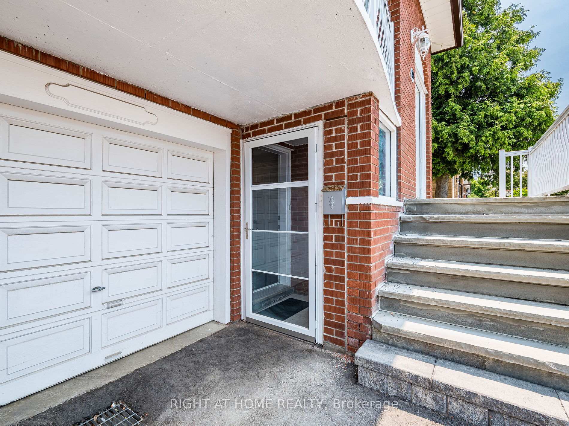 Photo 6 of 23 North Humber Drive, Vaughan, West Woodbridge — HOMEH