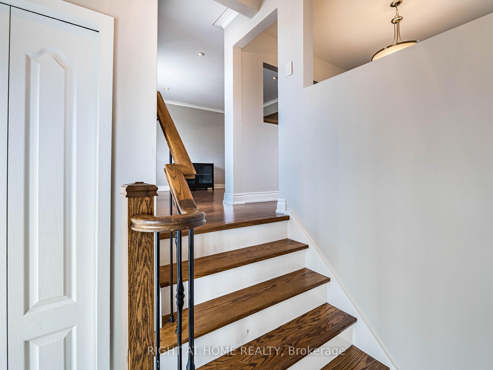 Photo 9 of 23 North Humber Drive, Vaughan, West Woodbridge — HOMEH
