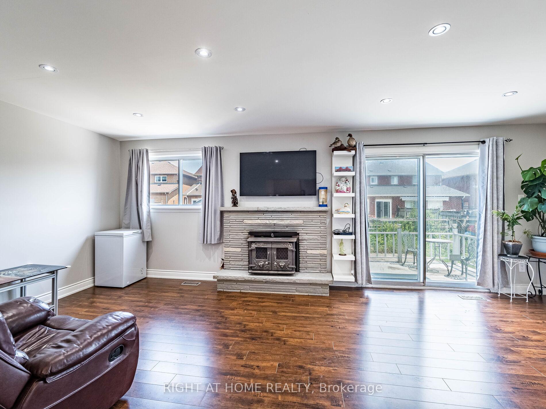 Photo 32 of 23 North Humber Drive, Vaughan, West Woodbridge — HOMEH