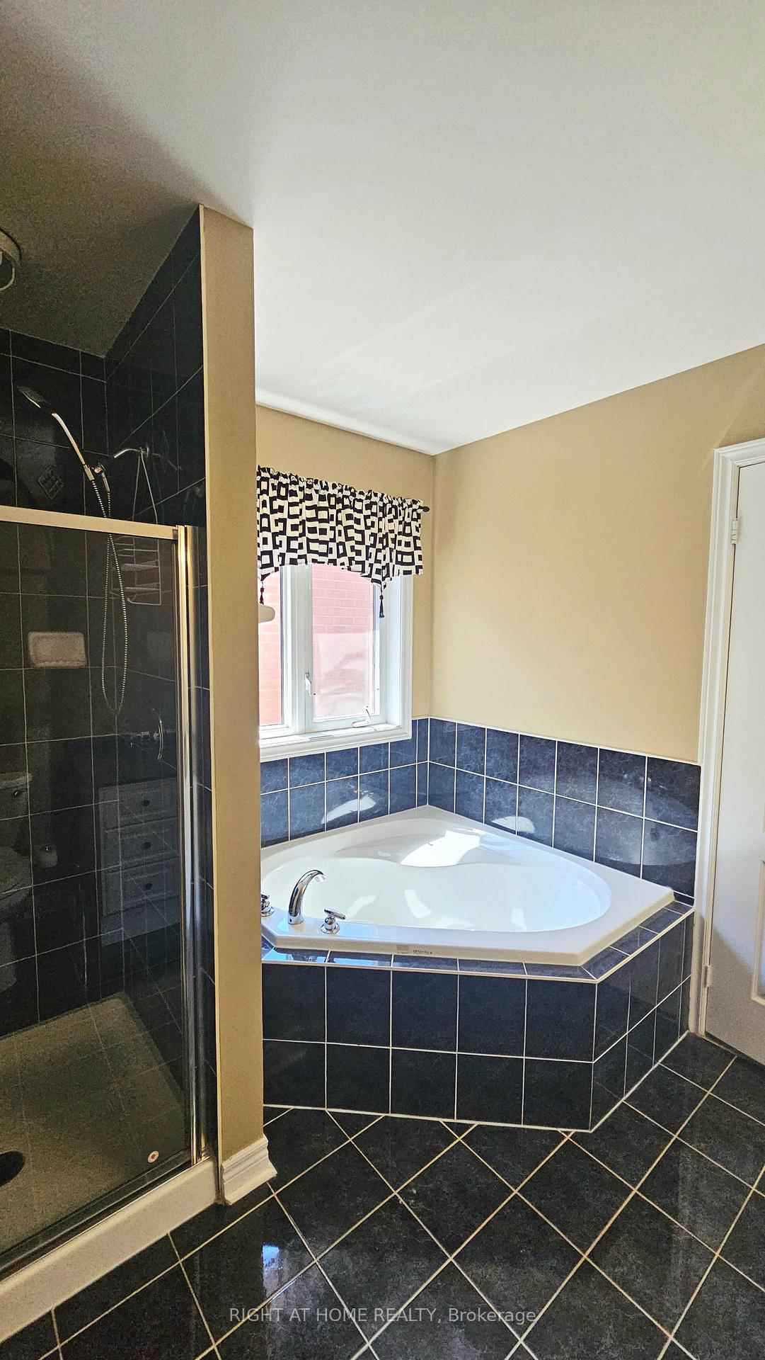 Photo 11 of 24 Mediterra Drive, Vaughan, Vellore Village — HOMEH