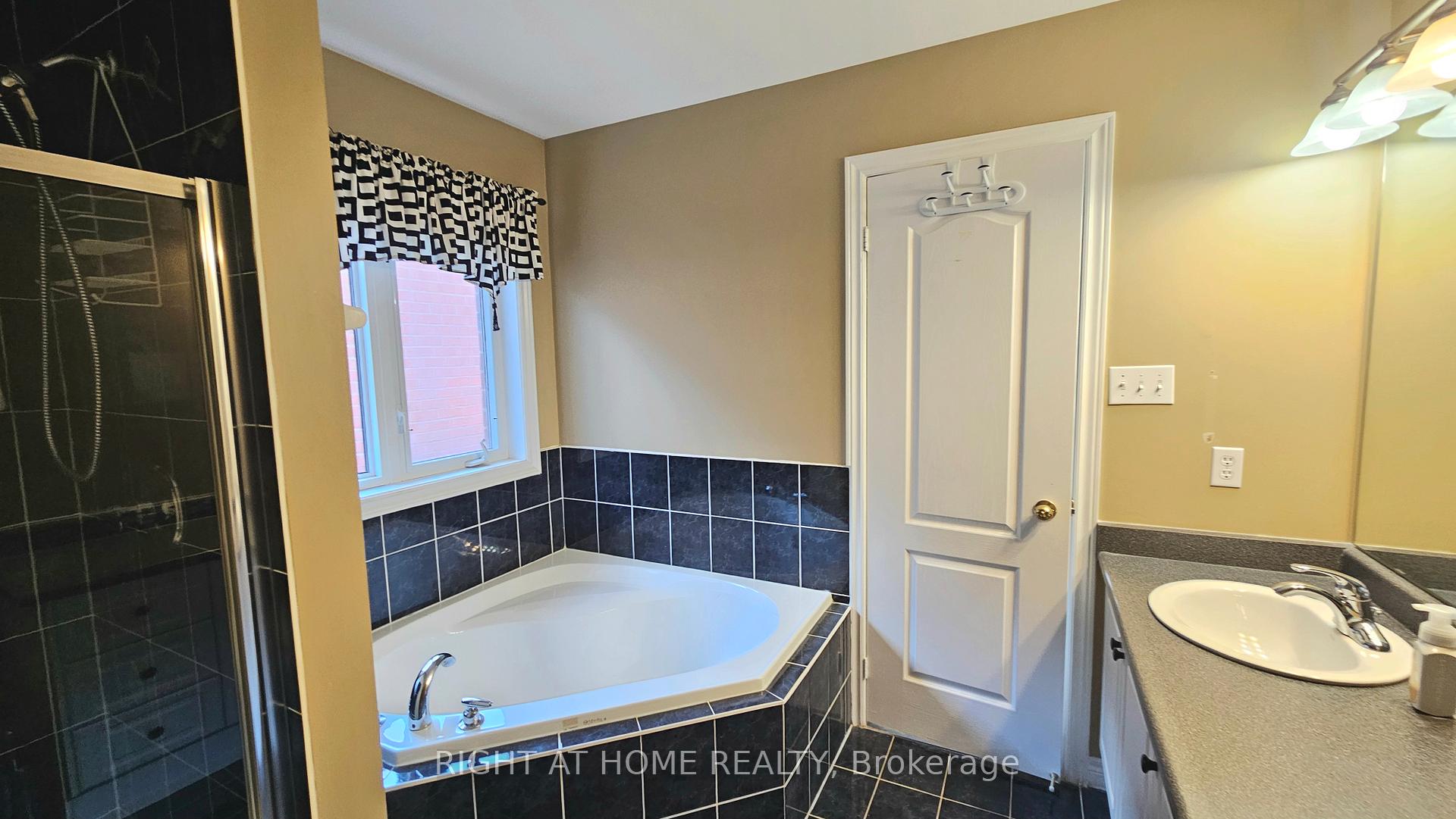 Photo 12 of 24 Mediterra Drive, Vaughan, Vellore Village — HOMEH