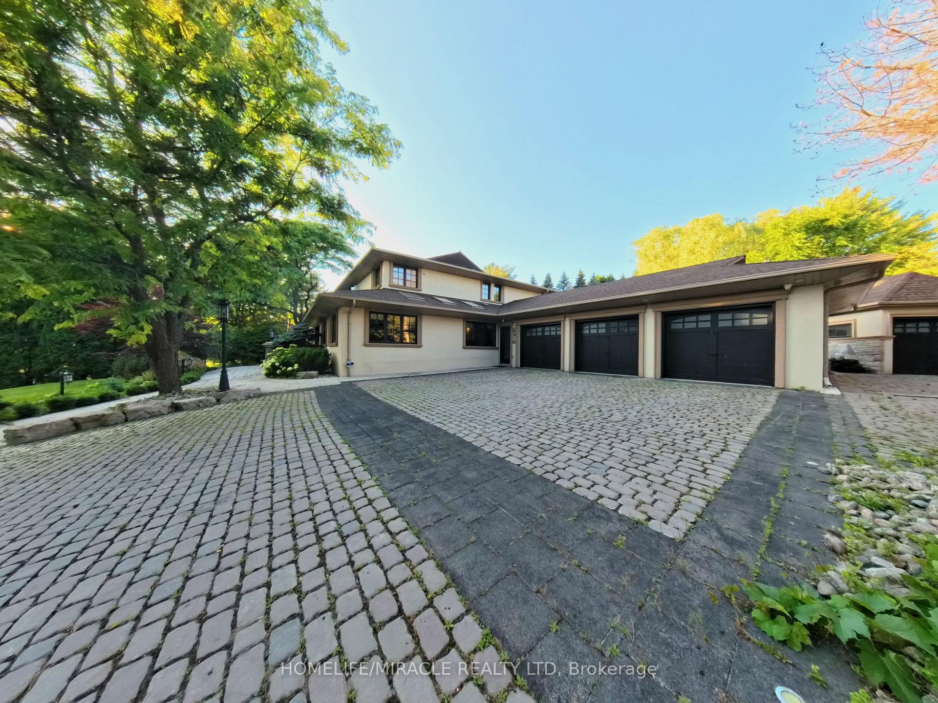 Front of 211 Woodland Acres Crescent