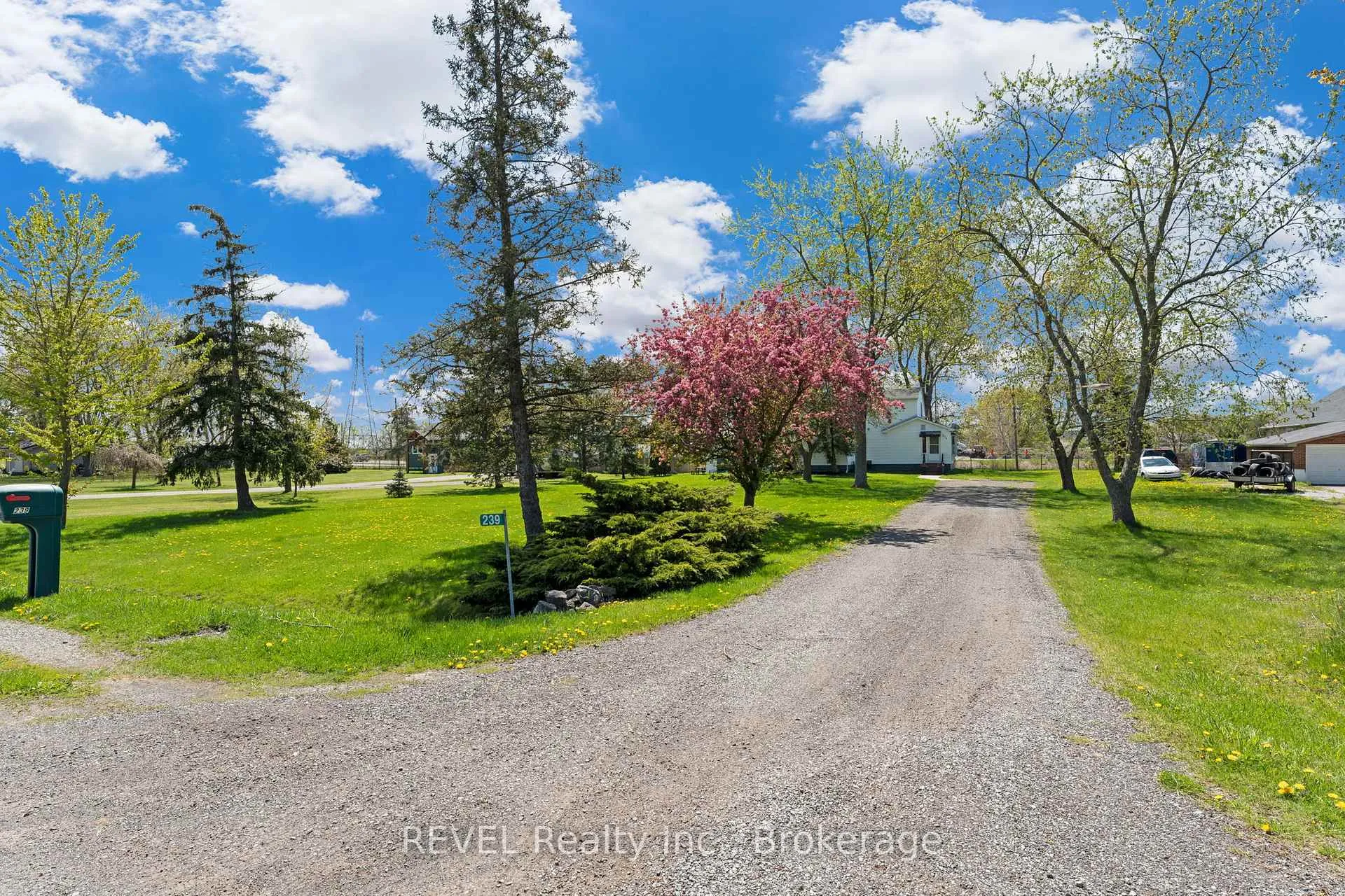 Photo 3 of 239 Becken Crescent, Welland, Cooks Mills — HOMEH