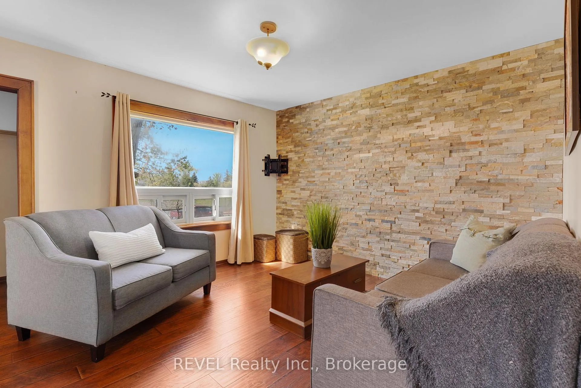 Photo 10 of 239 Becken Crescent, Welland, Cooks Mills — HOMEH
