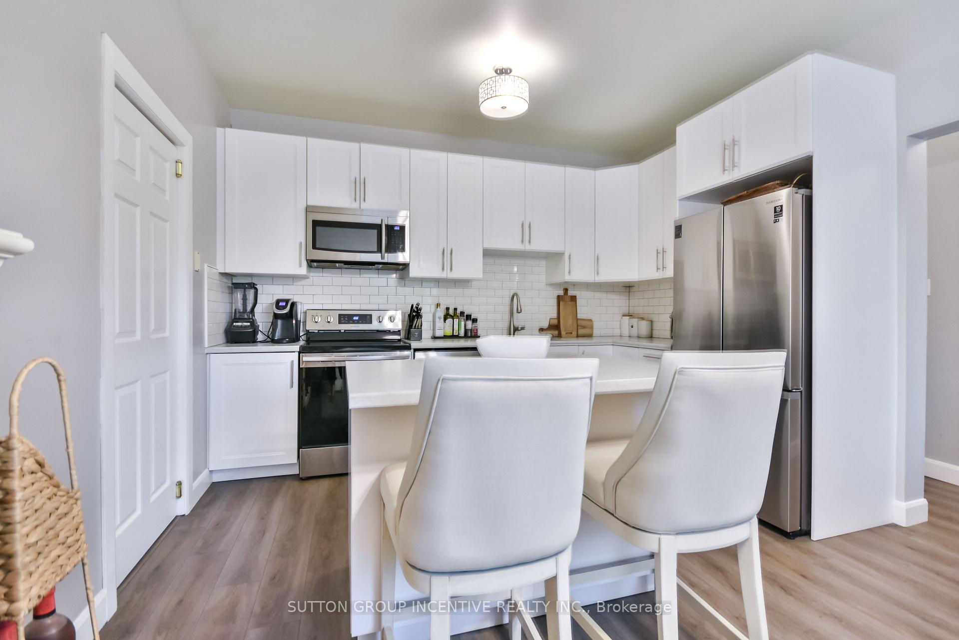 Photo 8 of 30 Bruce Crescent, Barrie, Bayshore — HOMEH