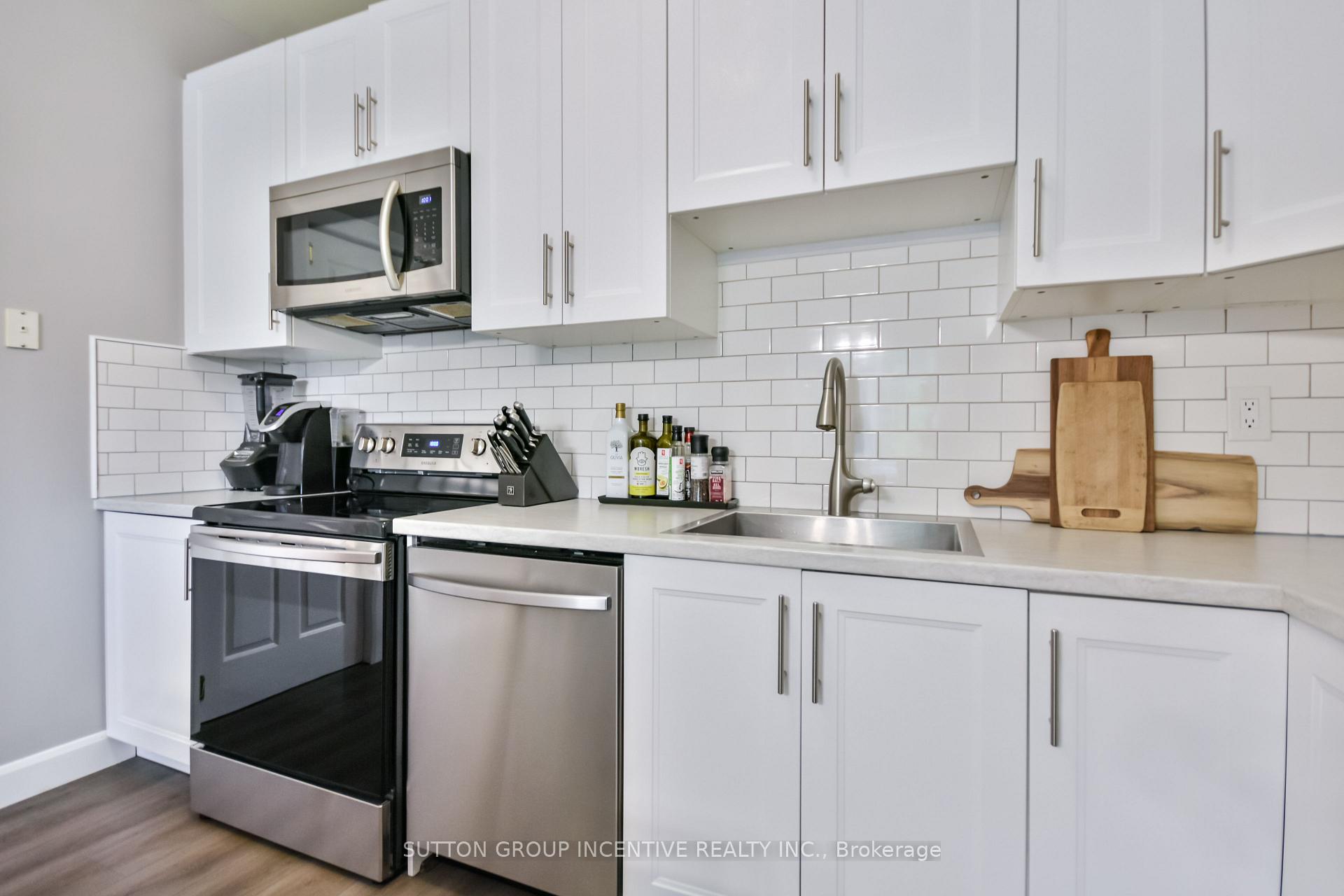 Photo 5 of 30 Bruce Crescent, Barrie, Bayshore — HOMEH