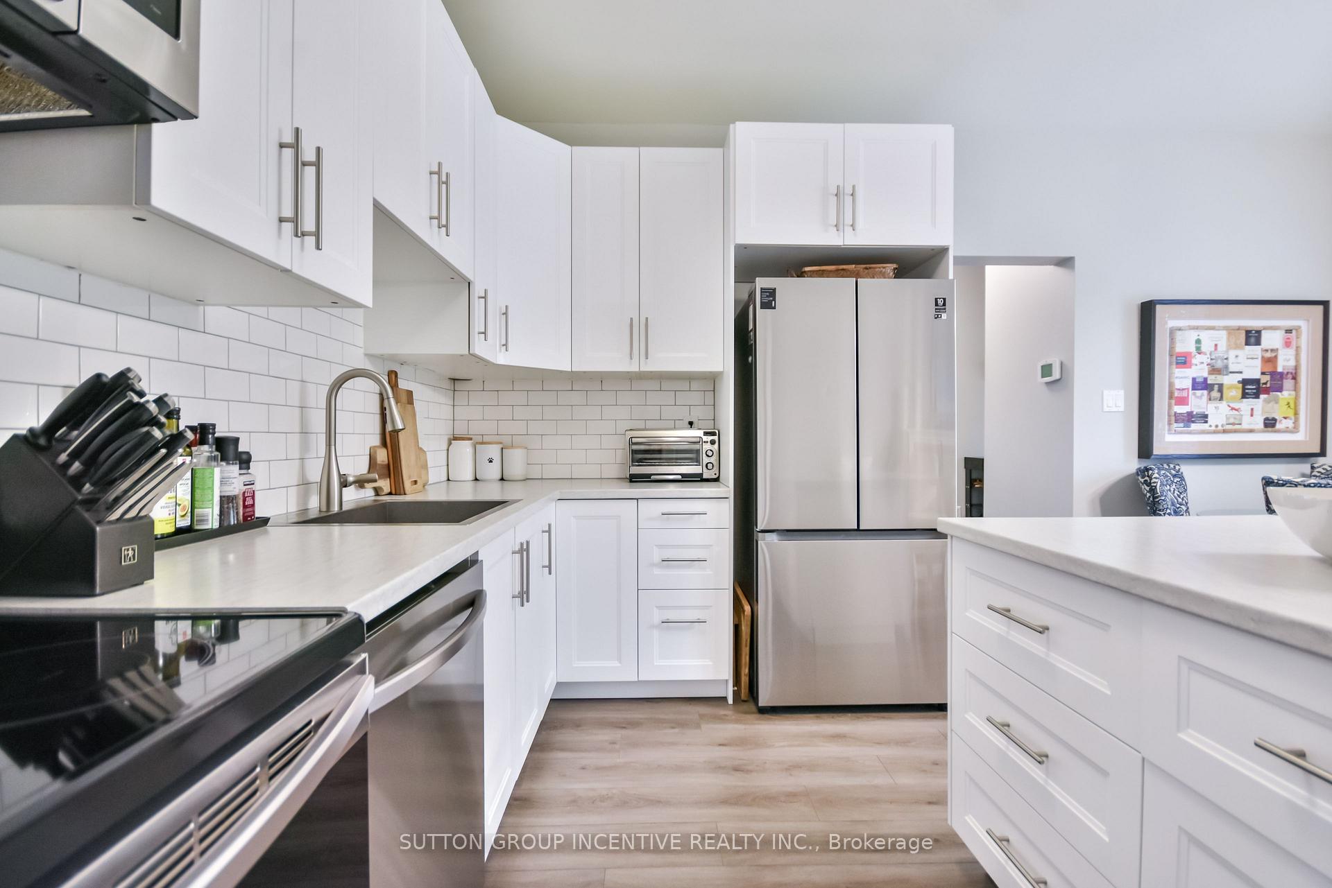 Photo 10 of 30 Bruce Crescent, Barrie, Bayshore — HOMEH