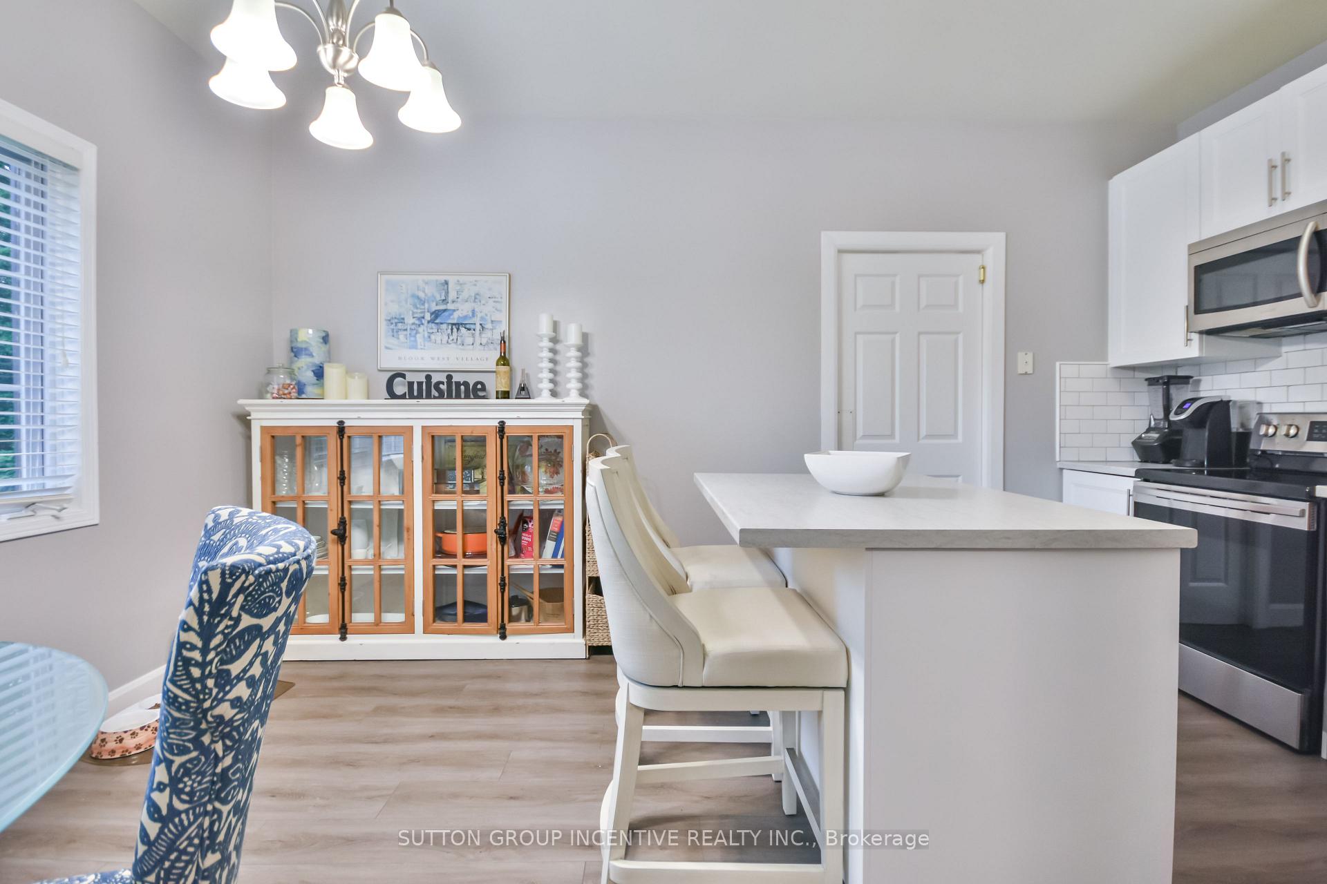 Photo 9 of 30 Bruce Crescent, Barrie, Bayshore — HOMEH