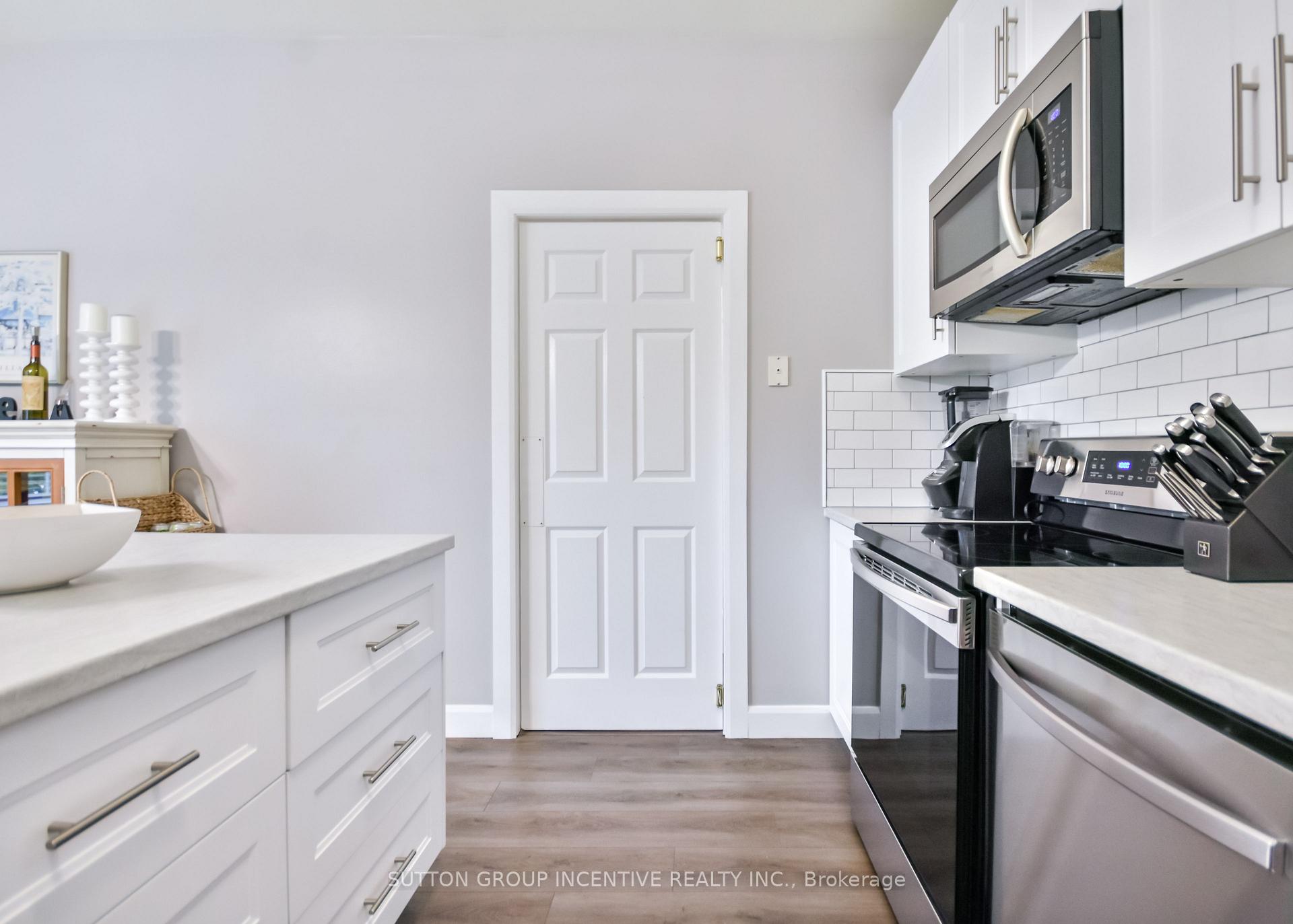 Photo 7 of 30 Bruce Crescent, Barrie, Bayshore — HOMEH