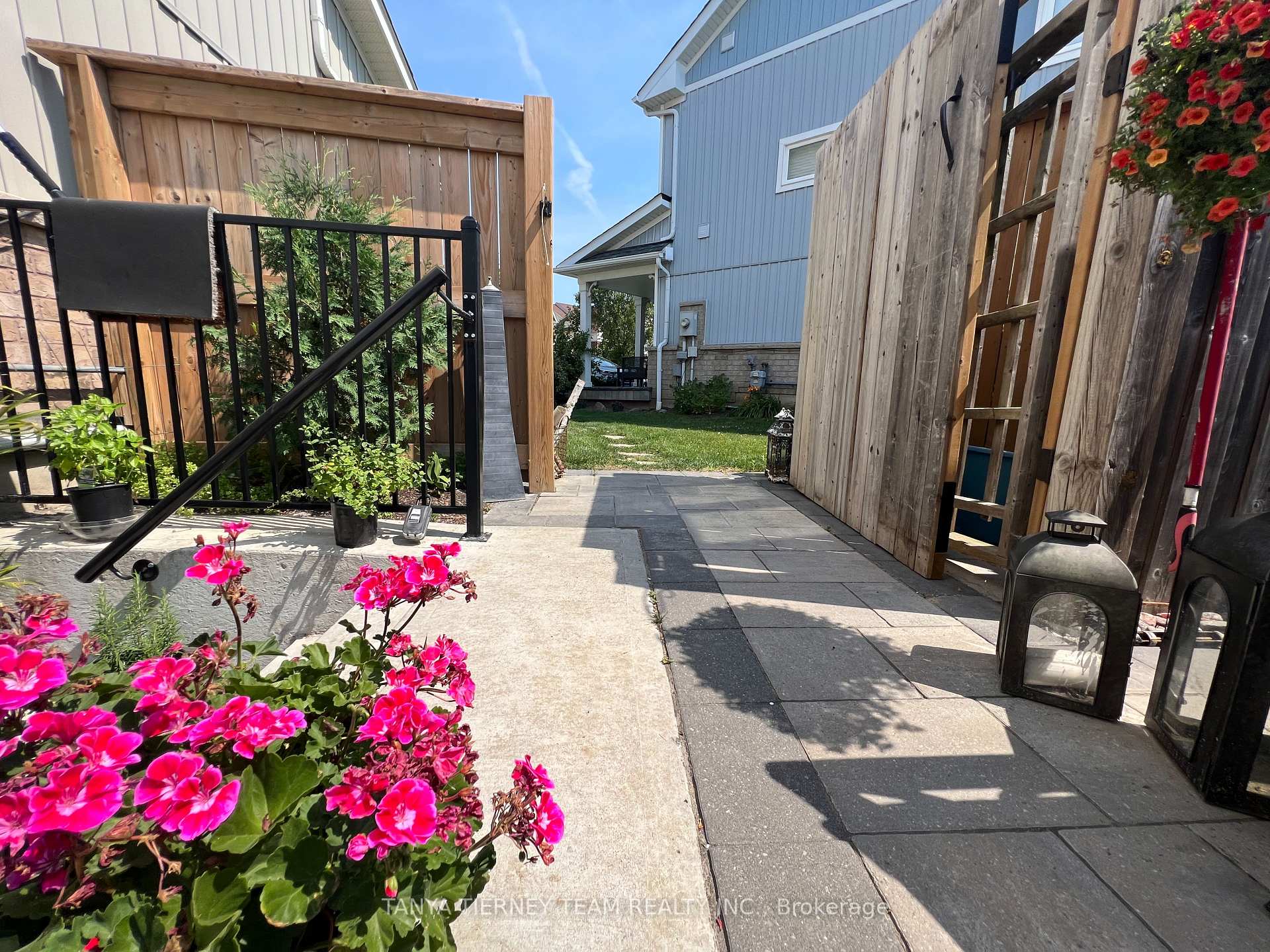 Photo 3 of 86 Mildenhall Place, Whitby, Brooklin — HOMEH