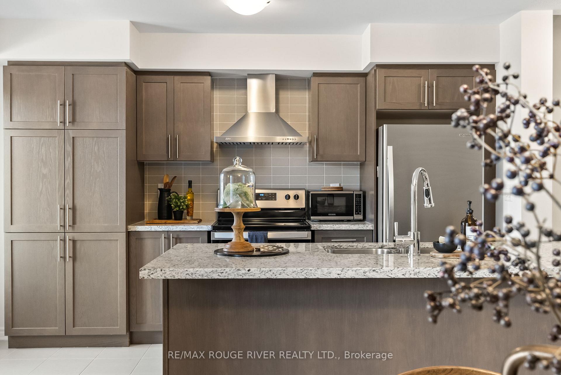 Photo 13 of 16 Mappin Way, Whitby, Rolling Acres — HOMEH