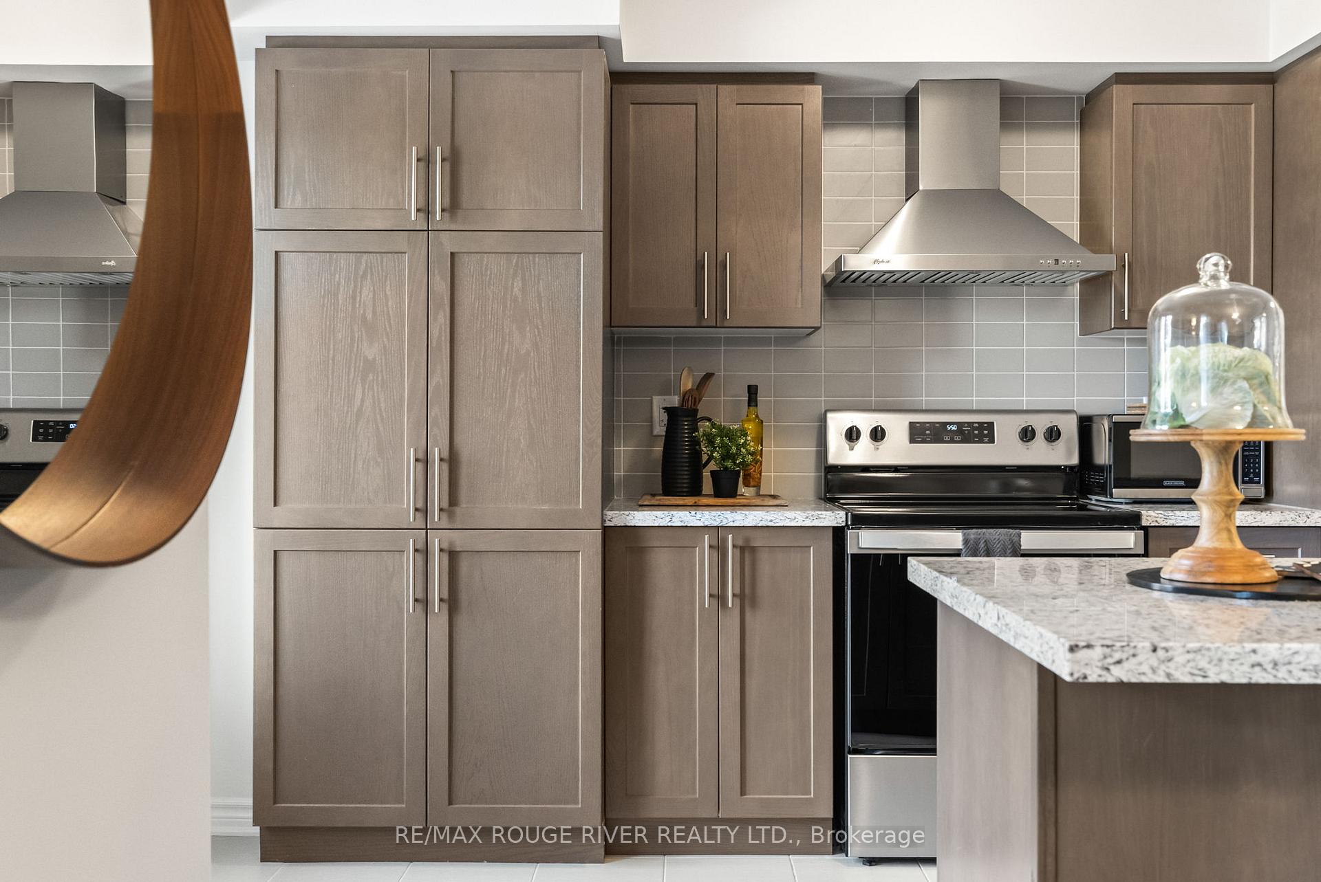 Photo 14 of 16 Mappin Way, Whitby, Rolling Acres — HOMEH