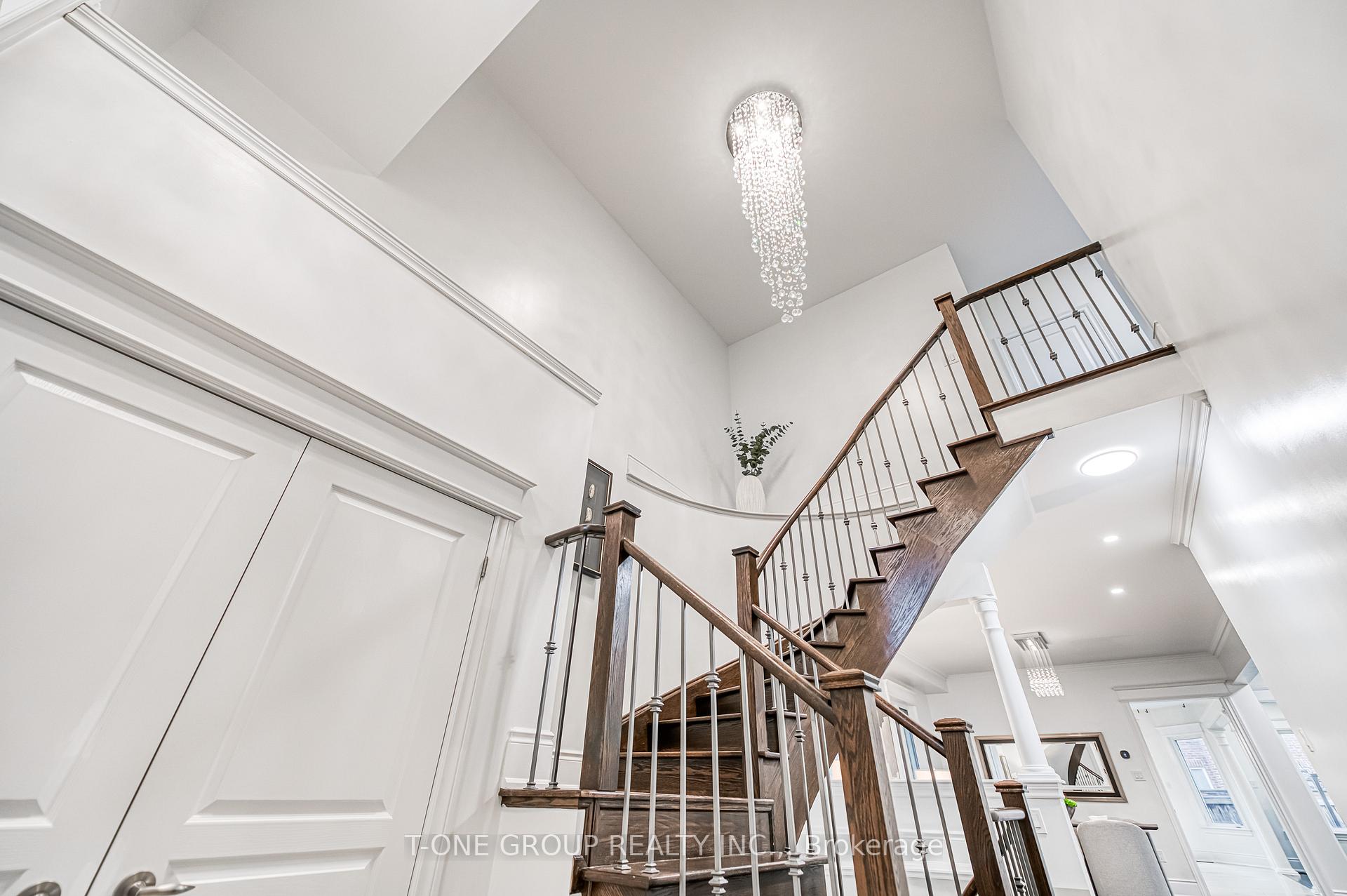 Photo 3 of 20 Aegis Drive, Vaughan, Patterson — HOMEH