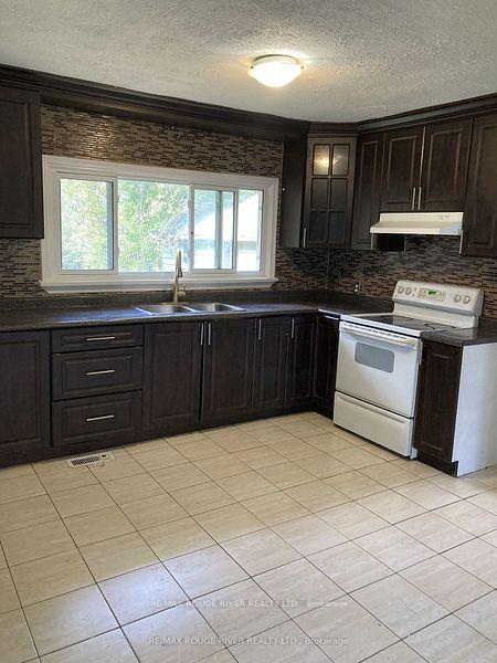Photo 2 of 152 Thickson Road N, Whitby, Blue Grass Meadows — HOMEH