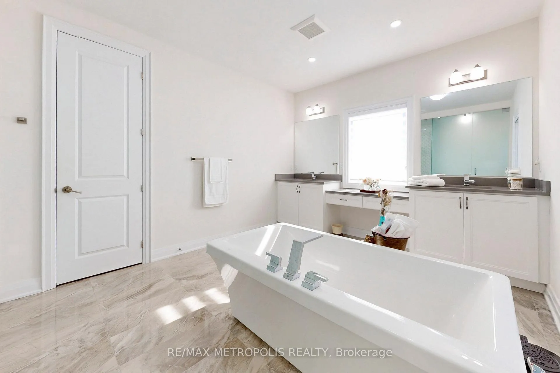Photo 32 of 163 Ballantyne Boulevard, Vaughan, Vellore Village — HOMEH