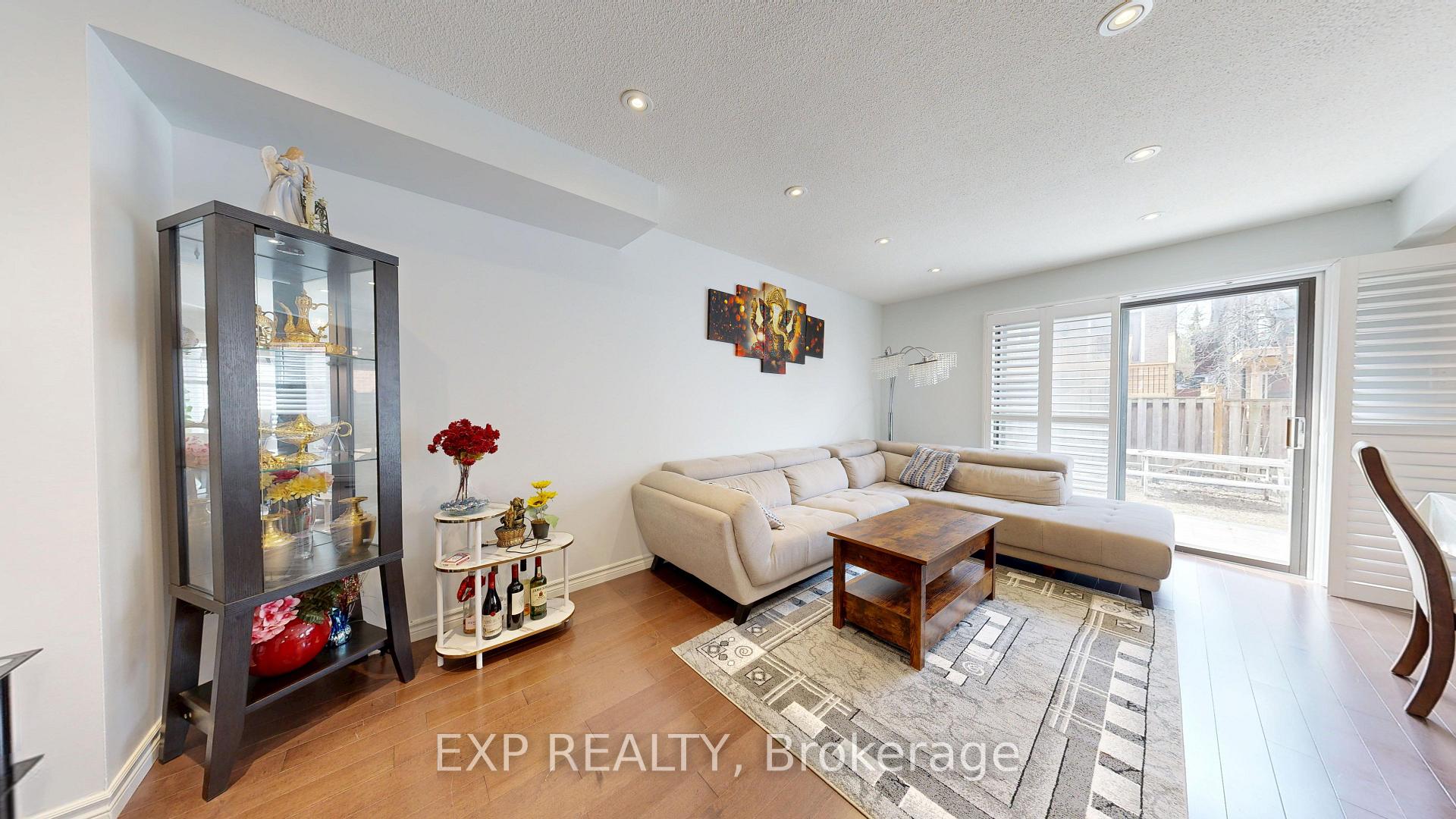 Photo 3 of 19 Riviera Drive, Vaughan, Glen Shields — HOMEH