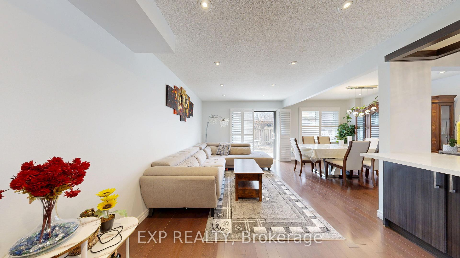 Photo 4 of 19 Riviera Drive, Vaughan, Glen Shields — HOMEH