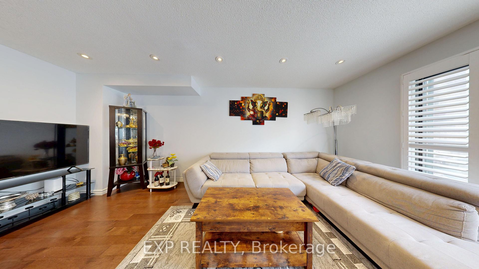 Photo 10 of 19 Riviera Drive, Vaughan, Glen Shields — HOMEH
