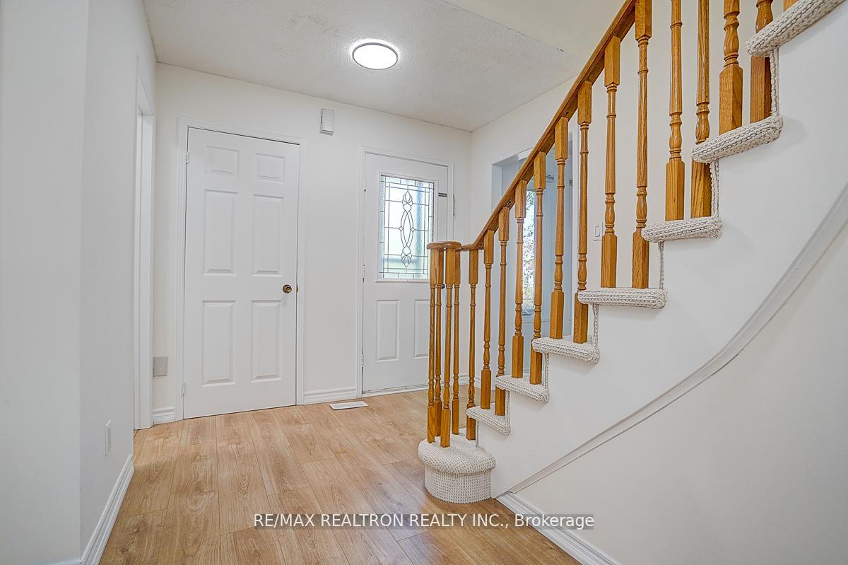 Photo 5 of 31 Blair Crescent, Barrie, Grove East — HOMEH