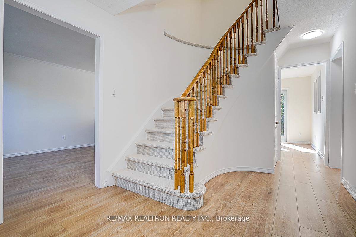 Photo 8 of 31 Blair Crescent, Barrie, Grove East — HOMEH