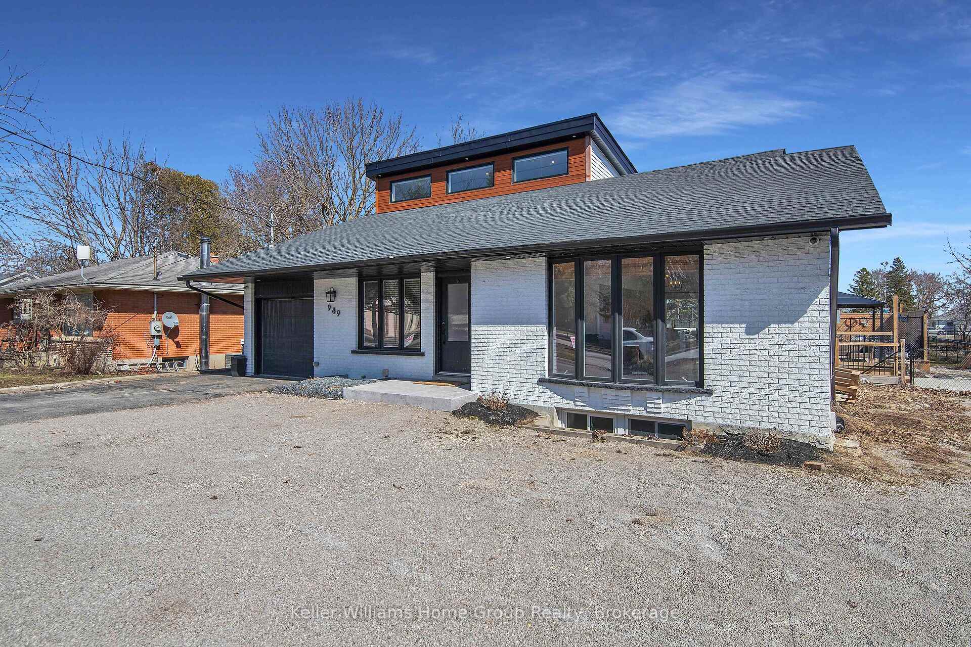 Front of 989 Northfield Drive E