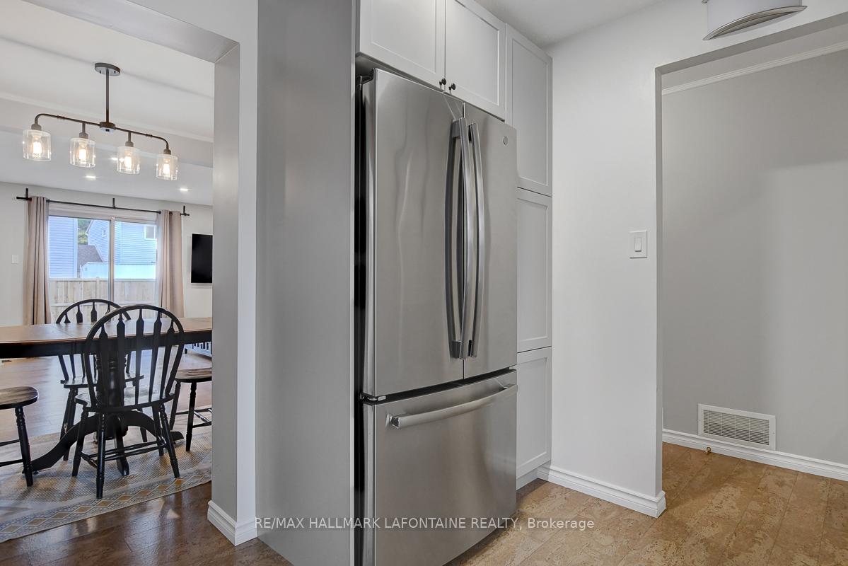 Photo 11 of 18 Vanessa Terrace, Ottawa, Barrhaven - Pheasant Run — HOMEH