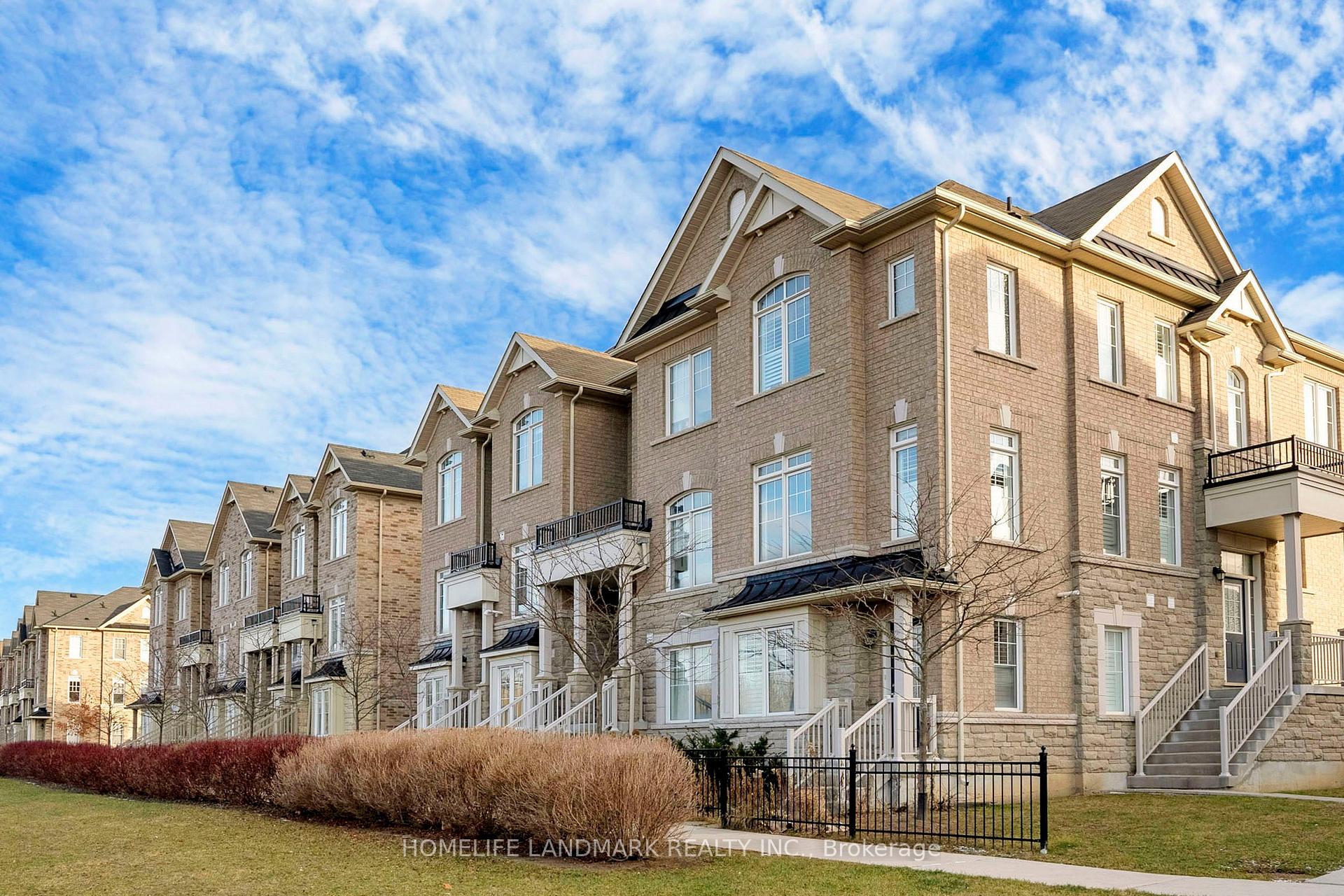 Photo 2 of 125 Dundas Way, Markham, Greensborough — HOMEH