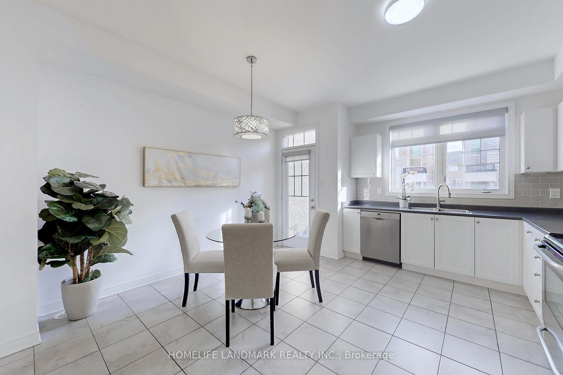 Photo 11 of 125 Dundas Way, Markham, Greensborough — HOMEH