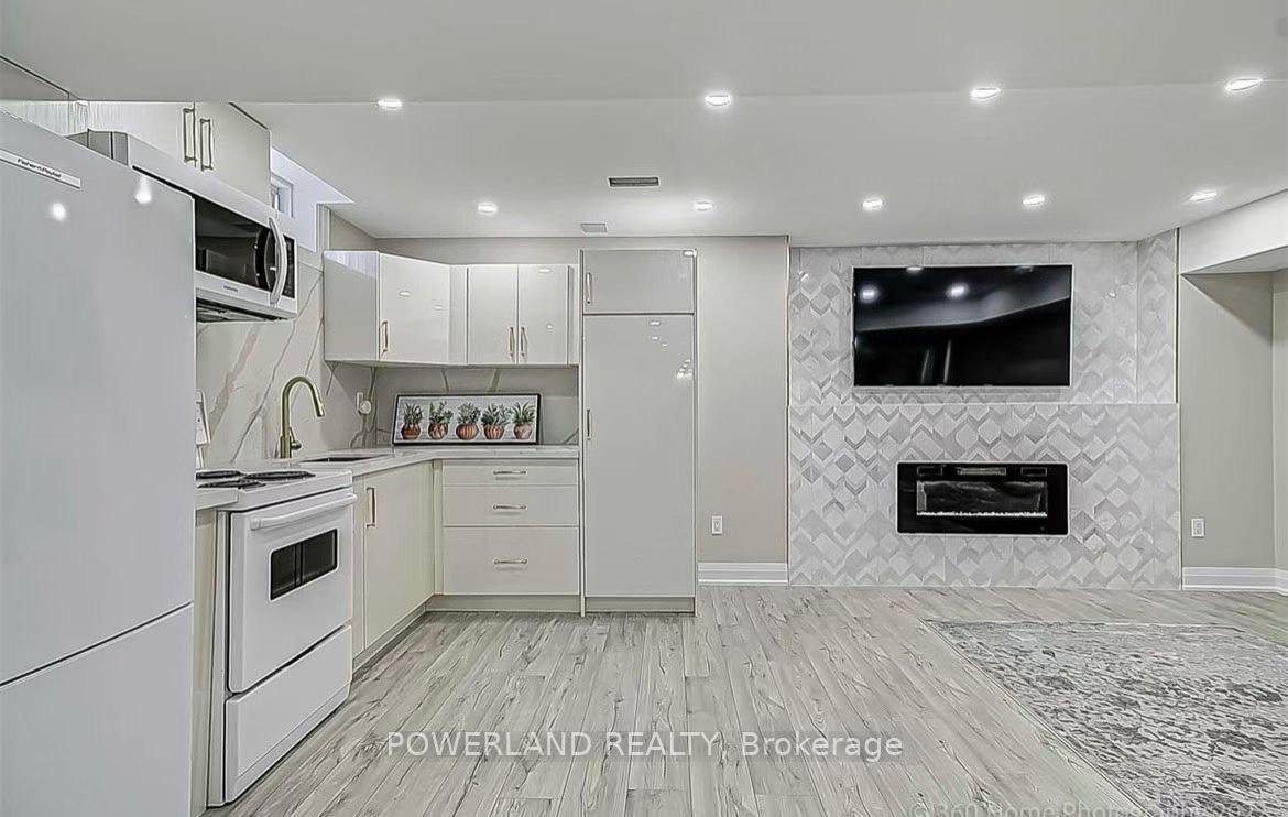 Photo 11 of 112 Redmond Drive, Vaughan, Patterson — HOMEH