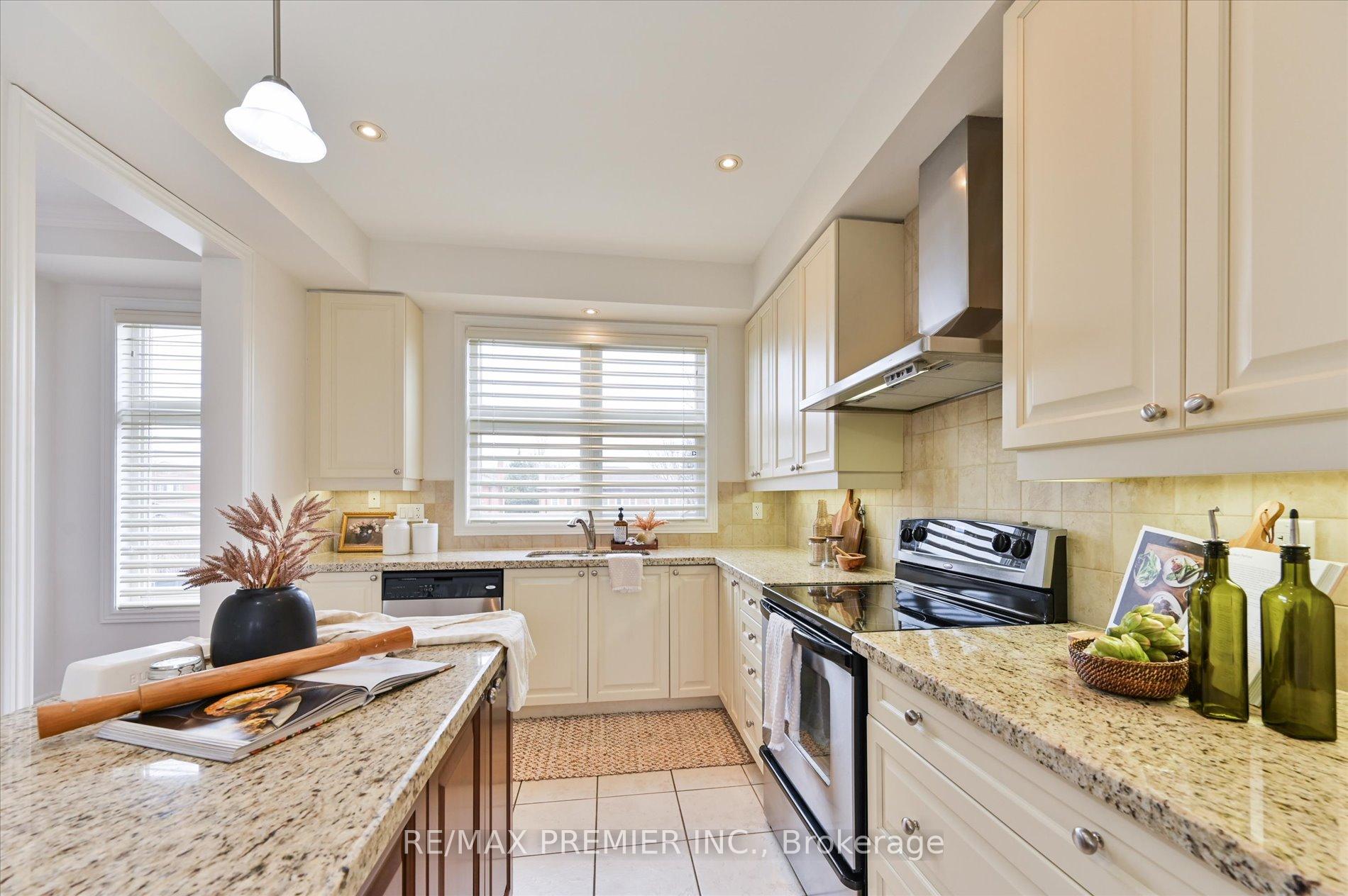 Photo 19 of 30 Helen Street, Vaughan, East Woodbridge — HOMEH