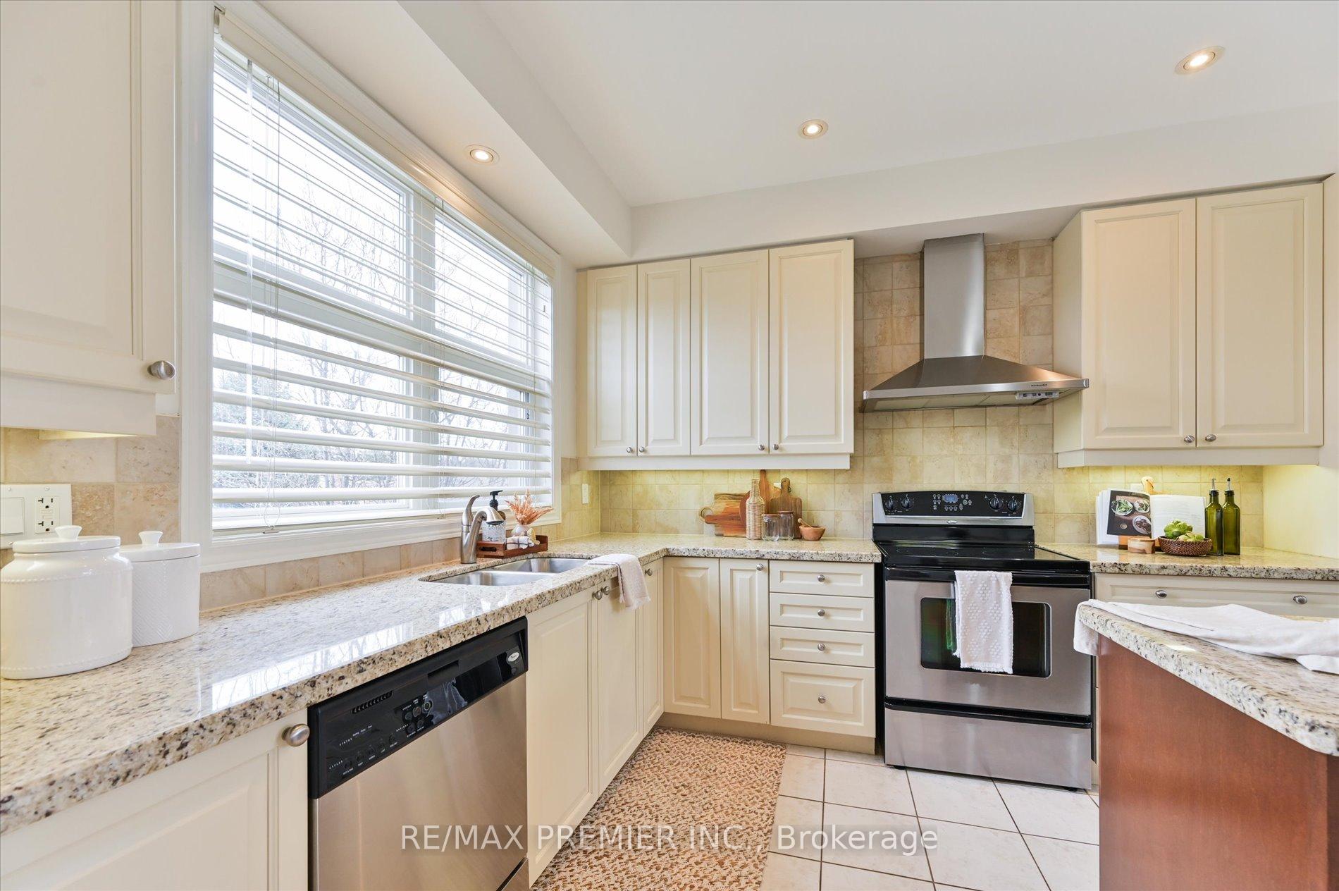 Photo 20 of 30 Helen Street, Vaughan, East Woodbridge — HOMEH