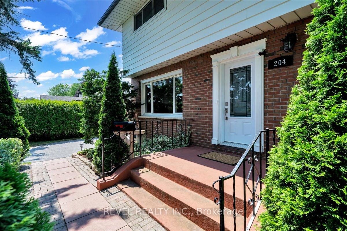 Photo 6 of 204 Hazelwood Drive, Whitby, Blue Grass Meadows — HOMEH