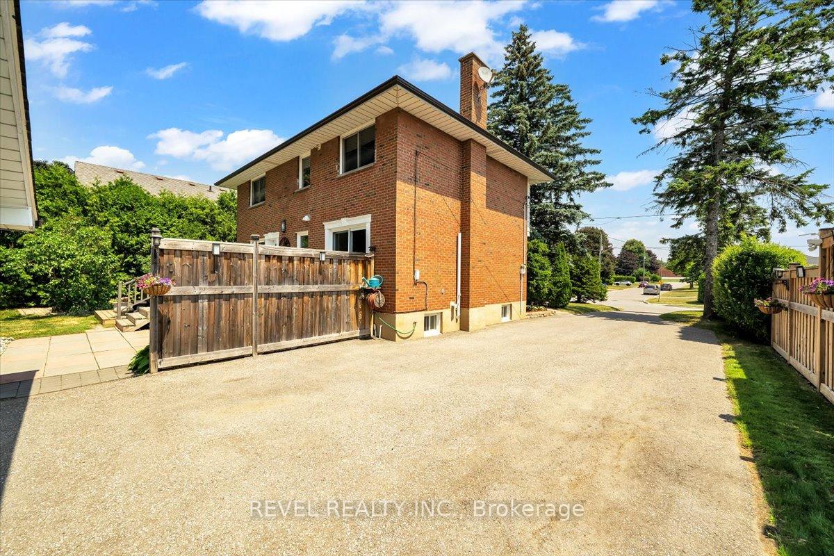 Photo 8 of 204 Hazelwood Drive, Whitby, Blue Grass Meadows — HOMEH