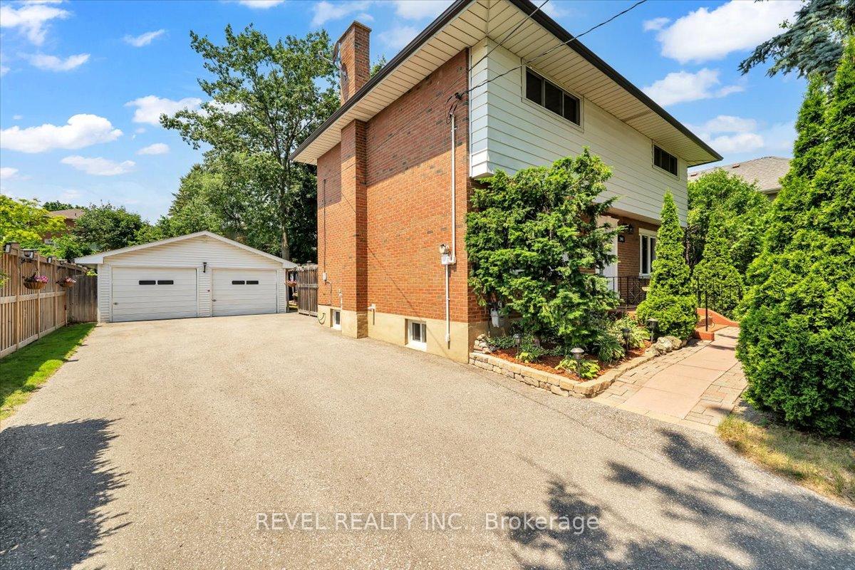Photo 9 of 204 Hazelwood Drive, Whitby, Blue Grass Meadows — HOMEH