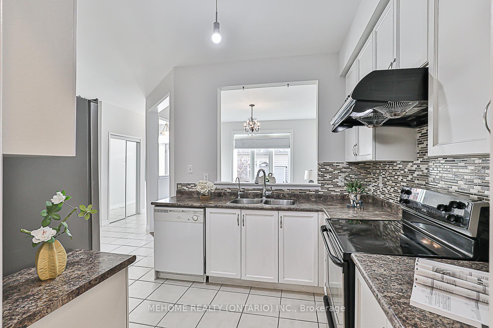 Photo 16 of 48 Pike Lane, Markham, Cornell — HOMEH