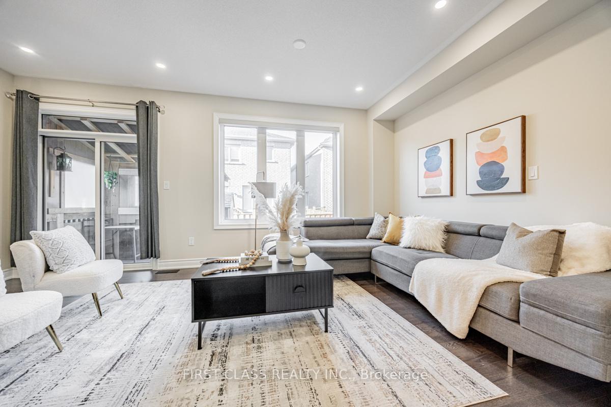 Photo 14 of 8 Reign Lane, Markham, Cedarwood — HOMEH