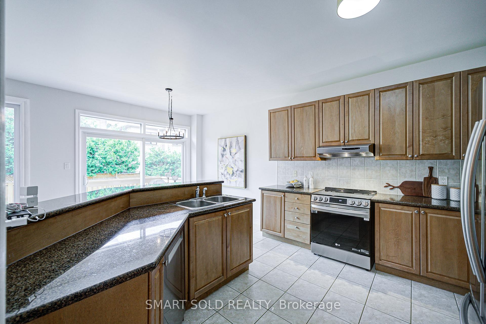 Photo 14 of 24 Burgundy Trail, Vaughan, Patterson — HOMEH